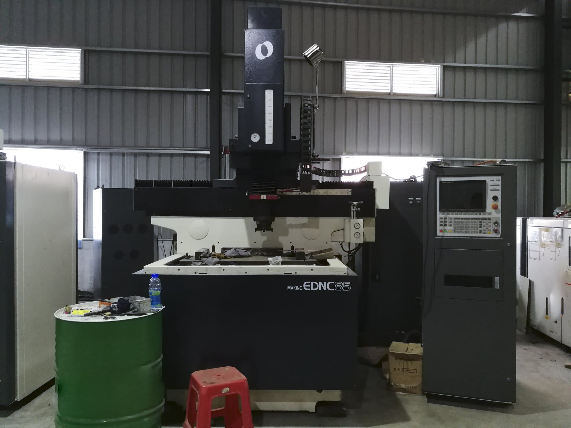 Prikaz  stroja Makino EDNC85 sprijeda