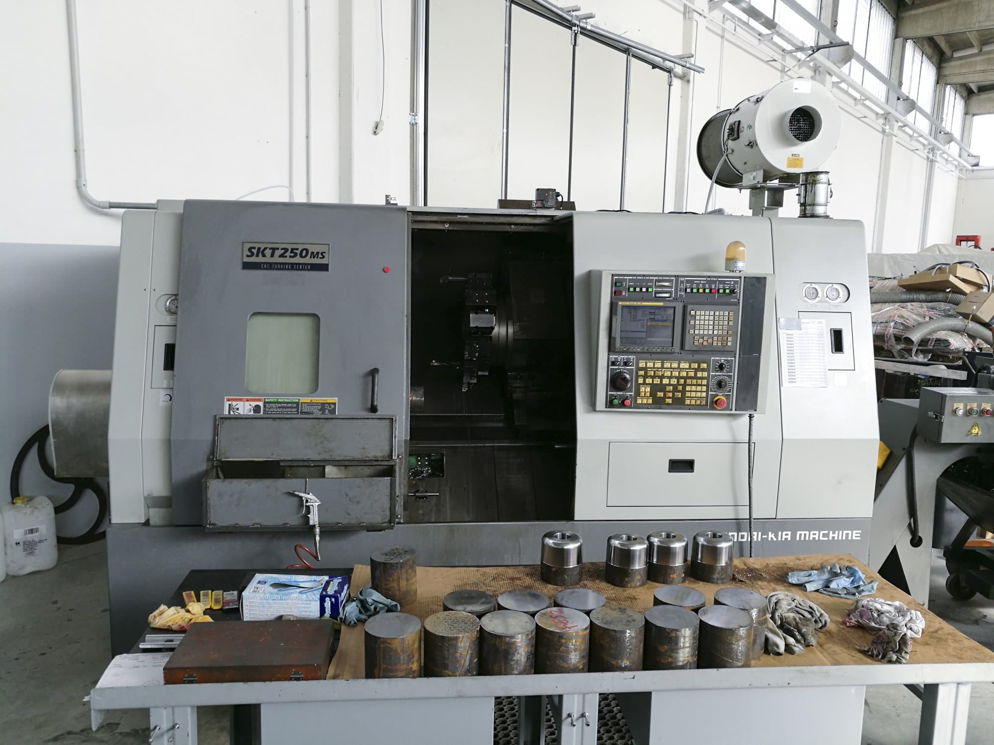 Prikaz  stroja Hyundai Kia SKT 250 MS sprijeda