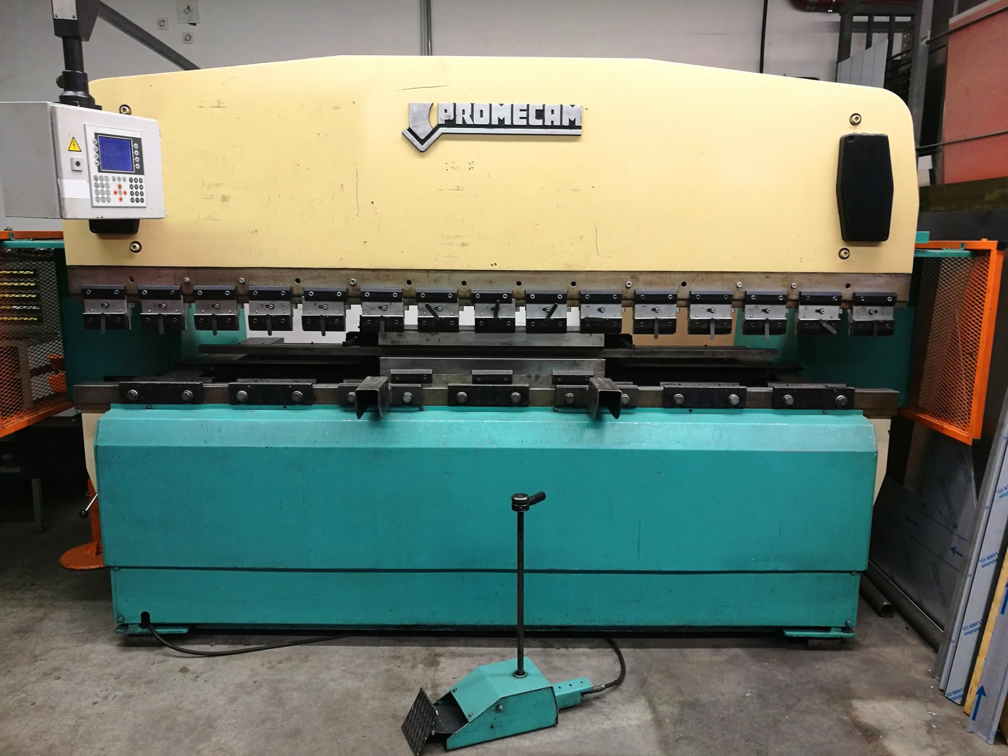 Prikaz  stroja PROMECAM RG-103 sprijeda