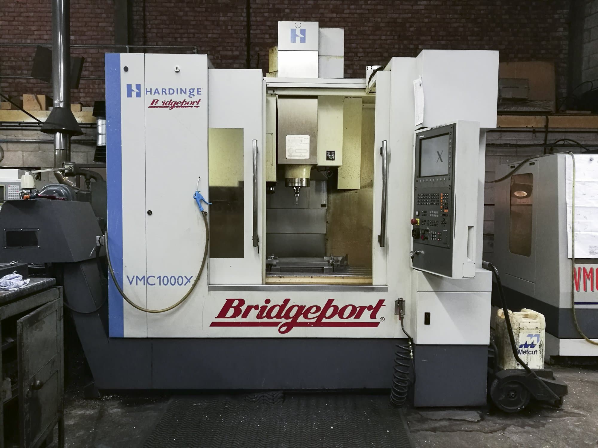 Prikaz  stroja Bridgeport VMC XP3-1000 sprijeda