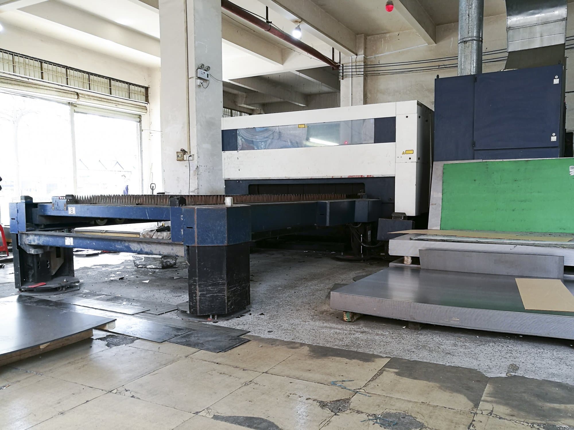 Prikaz  1 stroja Trumpf TruLaser 5030 zdesna