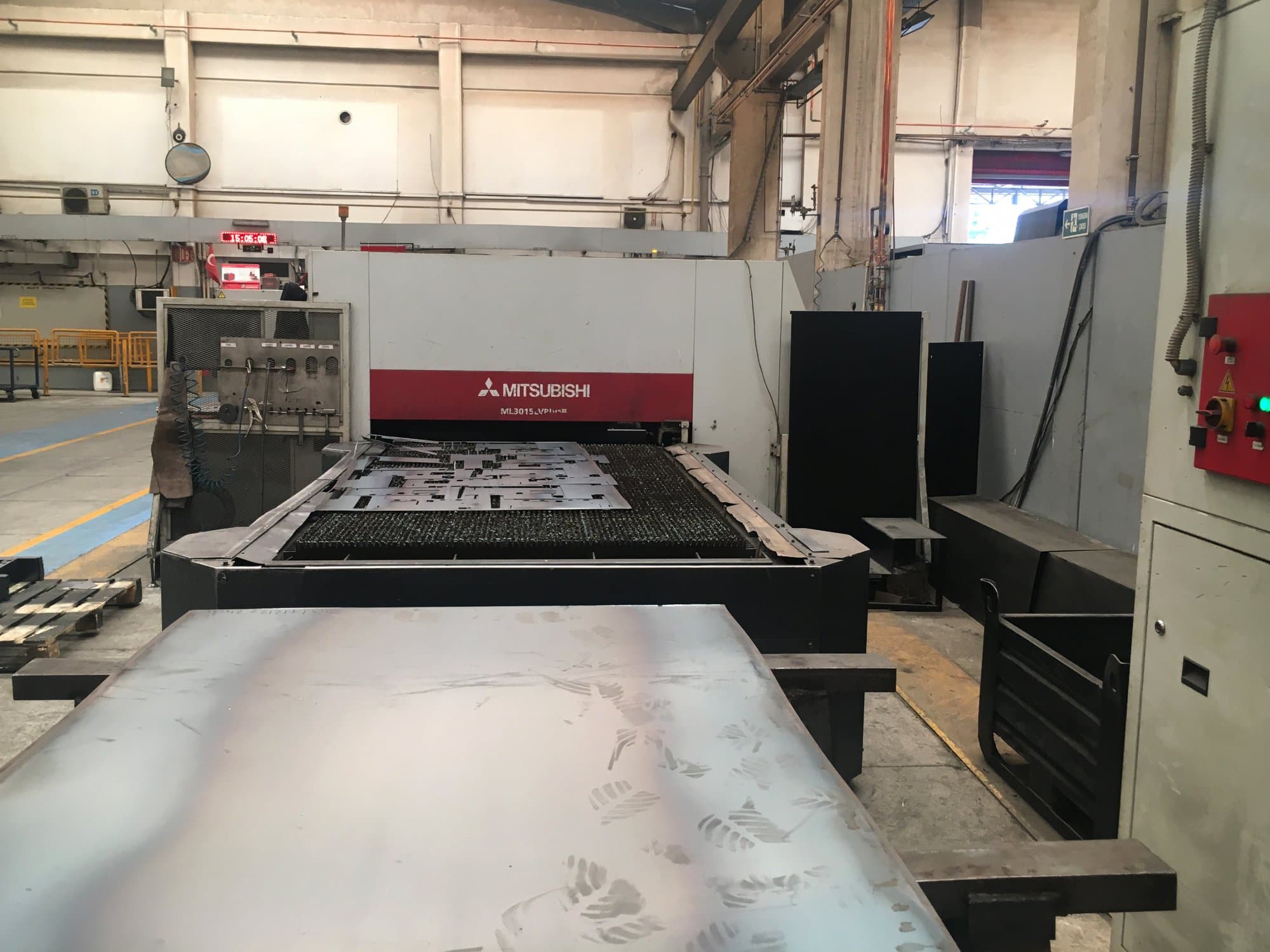 Prikaz  stroja Mitsubishi Electric ML3015LV PLUS II sprijeda