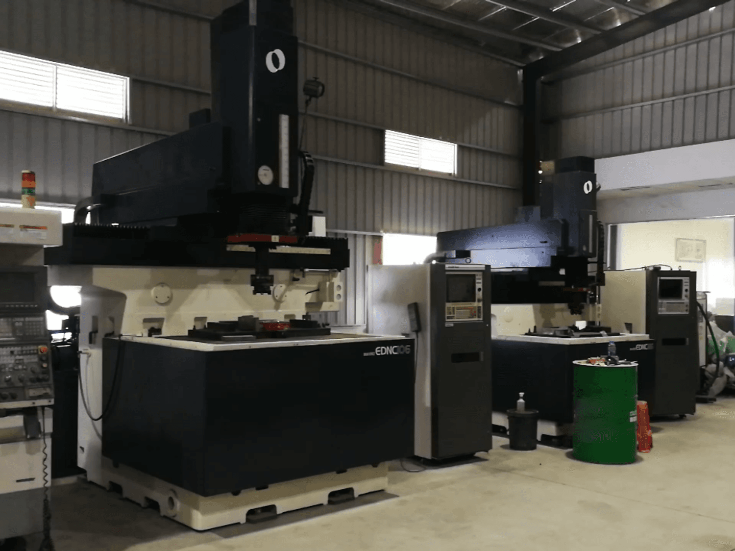 Prikaz stroja Makino EDNC106 zdesna