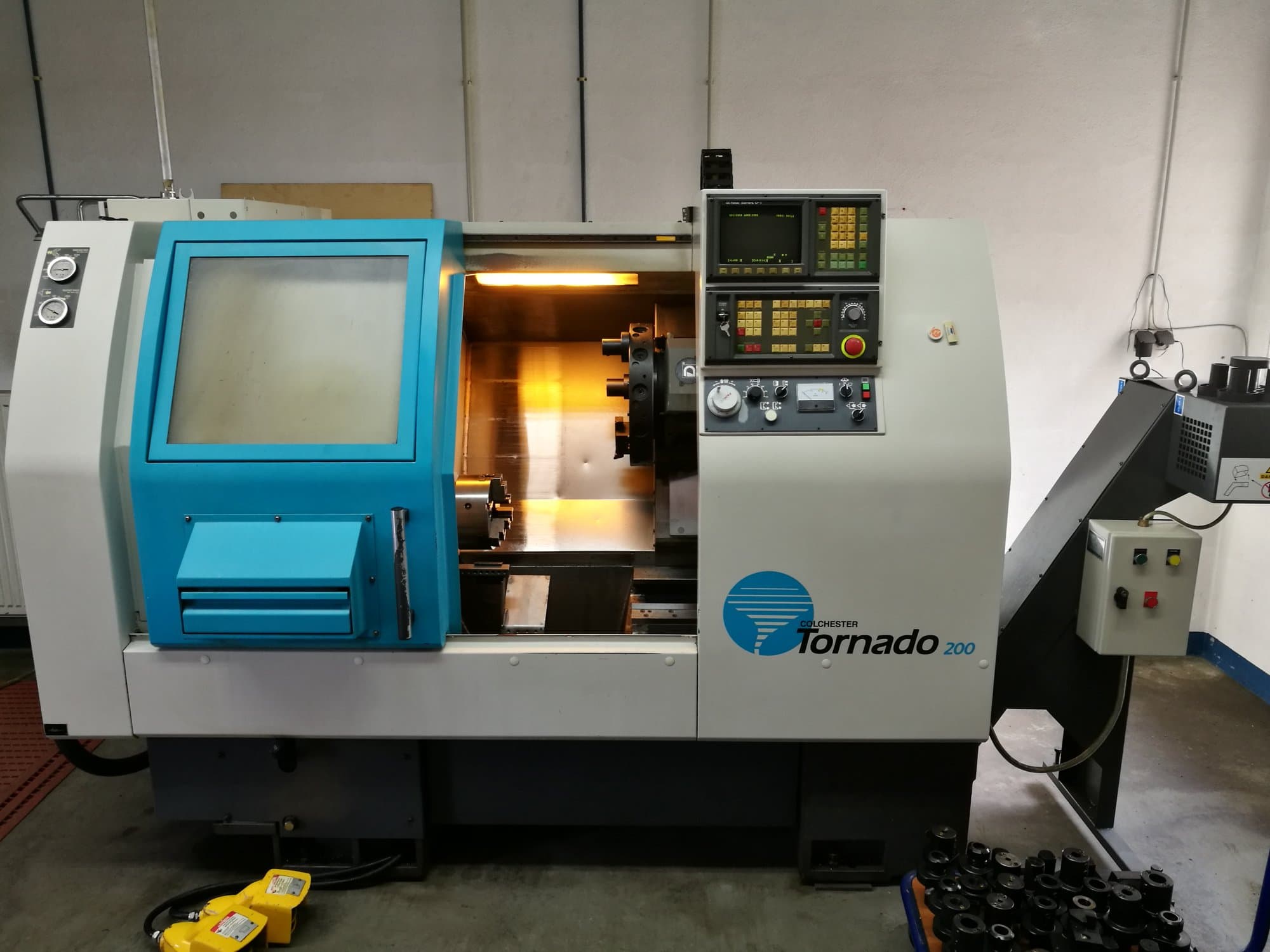 Prikaz  stroja Colchester TORNADO 200 sprijeda