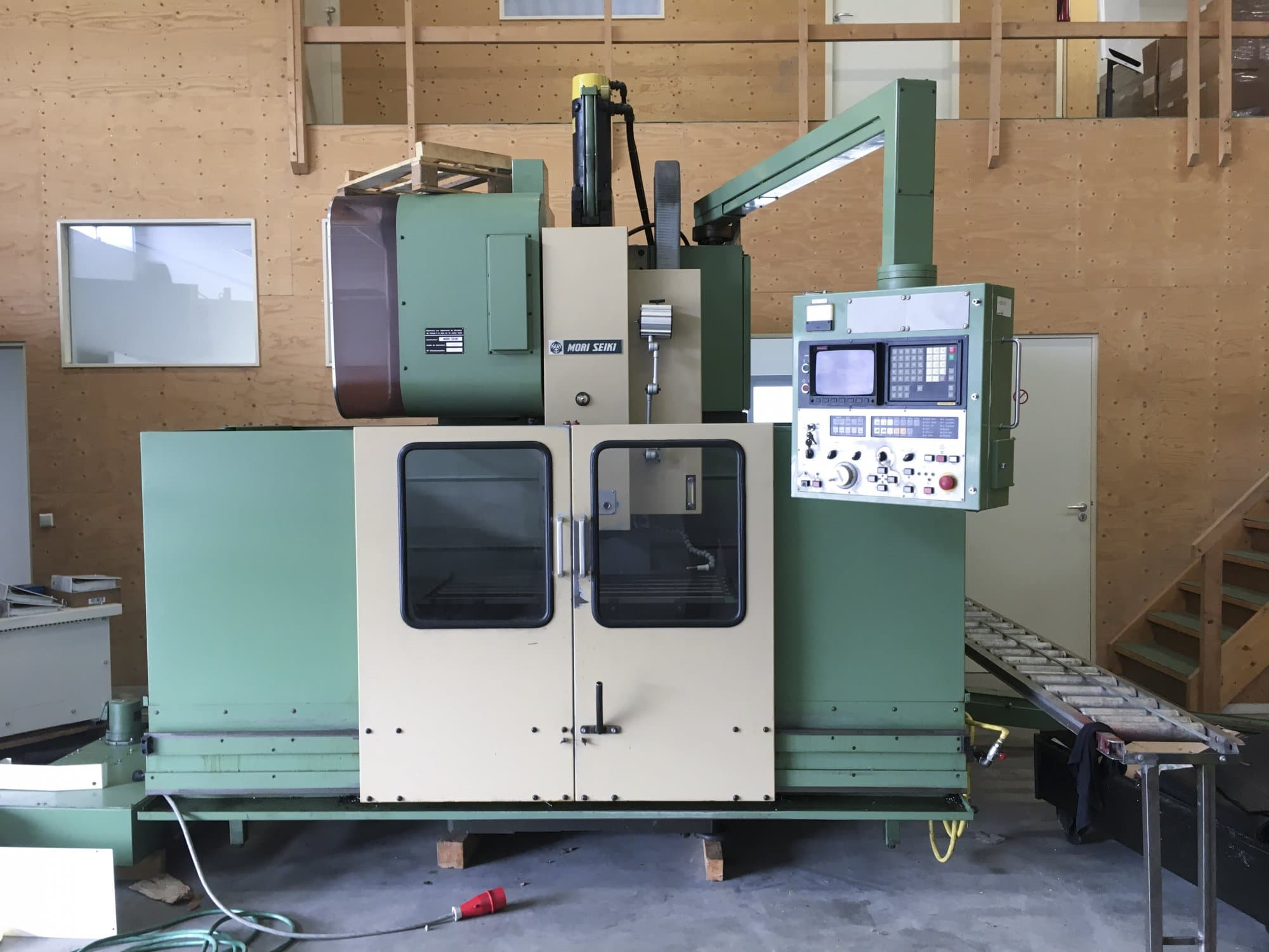 Prikaz  stroja MORI SEIKI MV-45/40 sprijeda