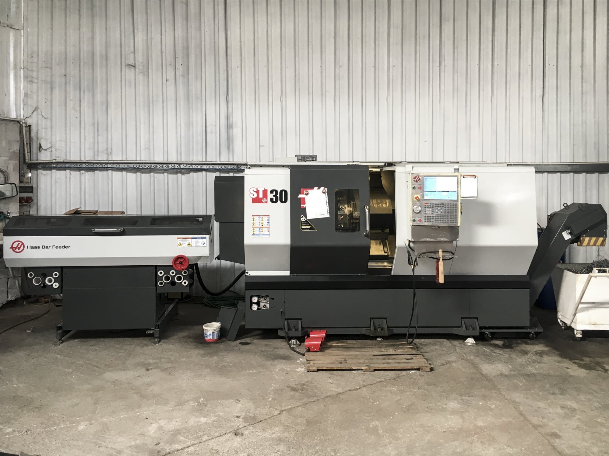 Prikaz  stroja HAAS ST-30 sprijeda