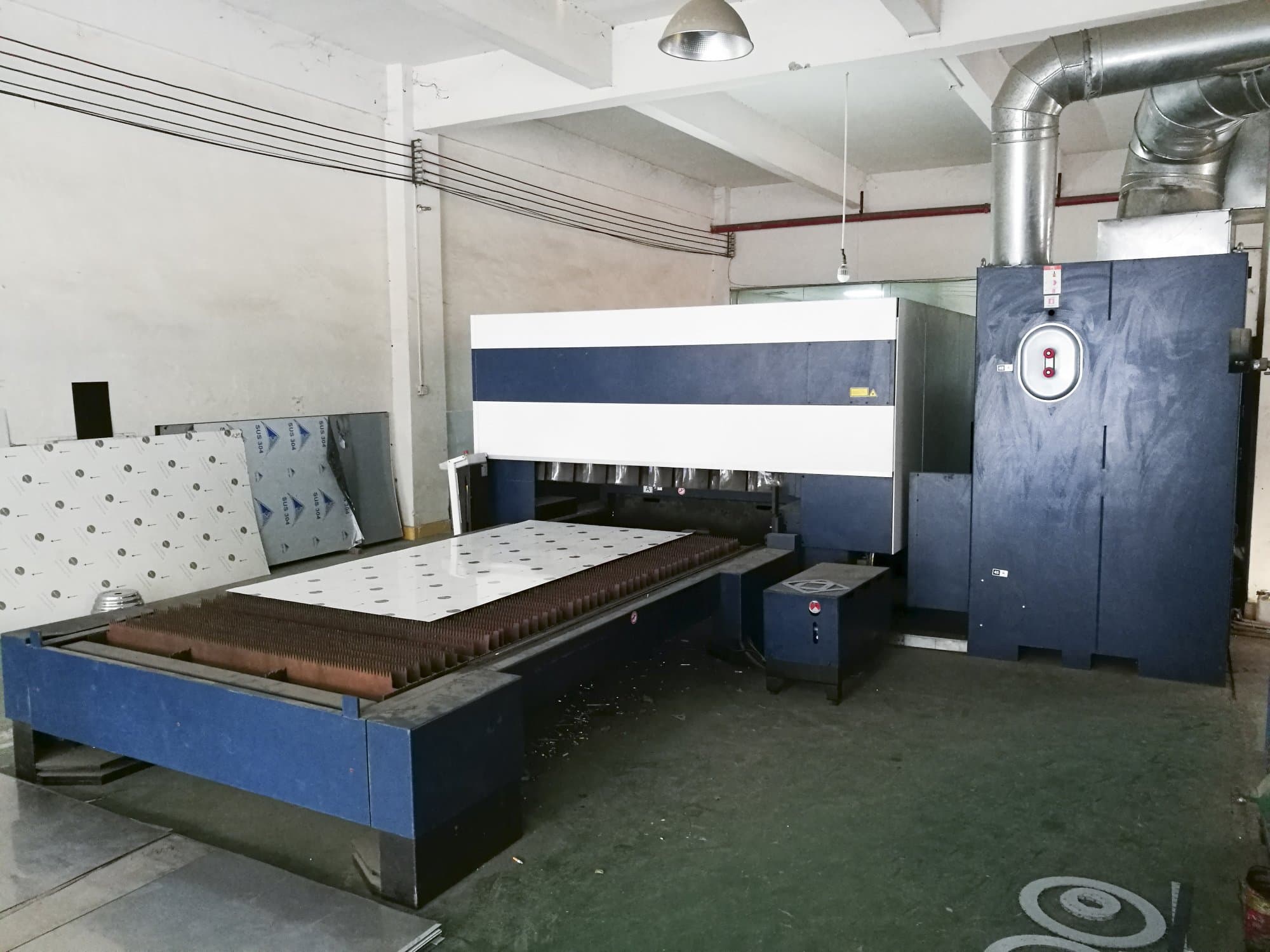 Prikaz  1 stroja Trumpf TruLaser 3030 zdesna