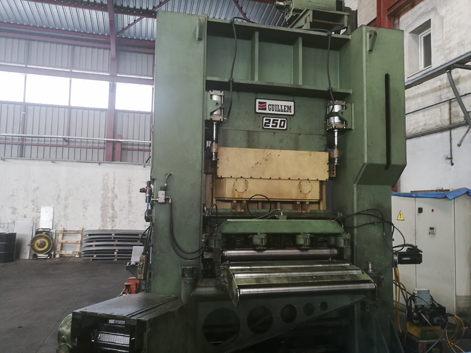 Prikaz  stroja GUILLEM D2.250 sprijeda