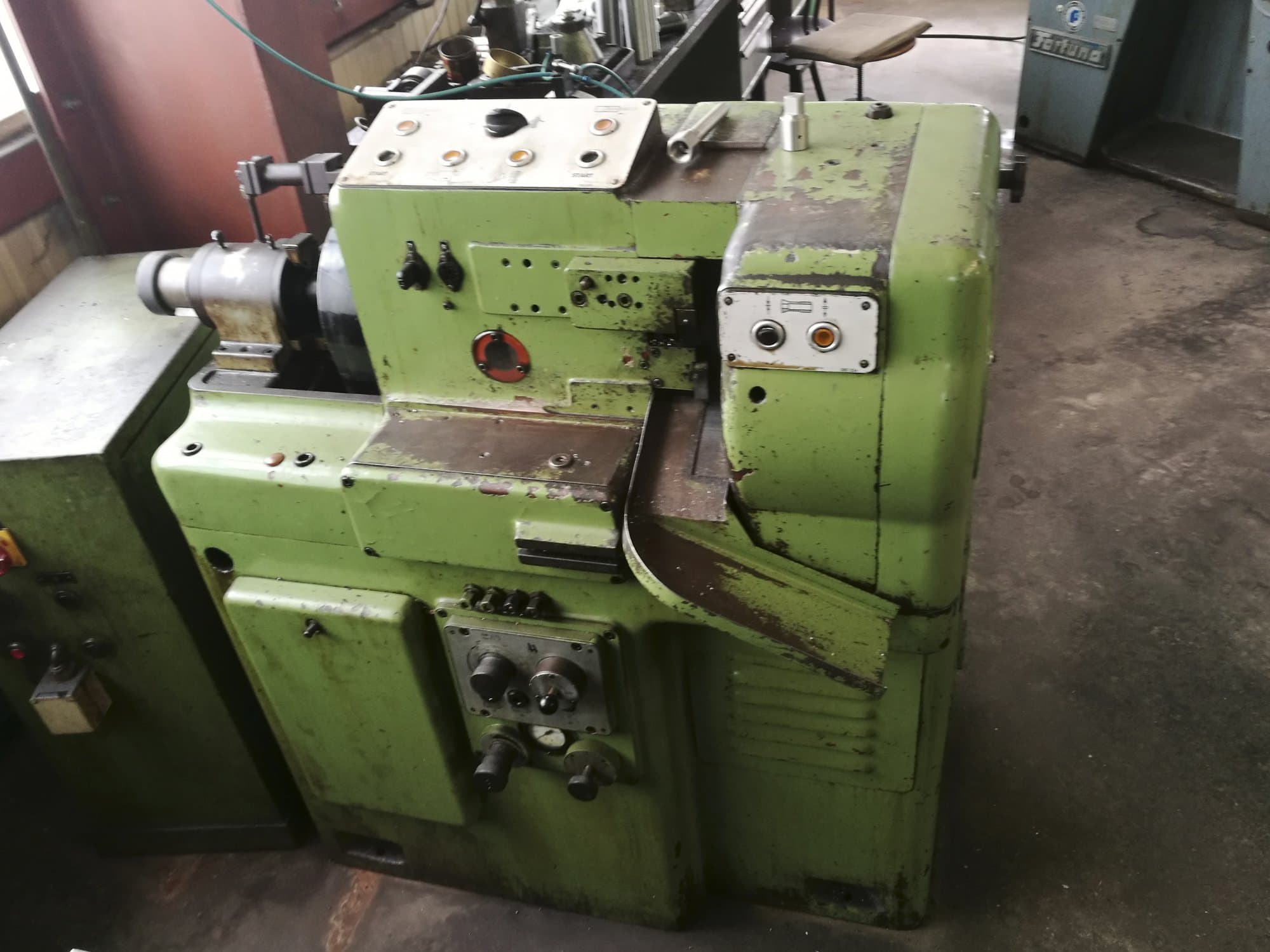 Prikaz  stroja Hahn+Kolb Tornomat 2-672 sprijeda