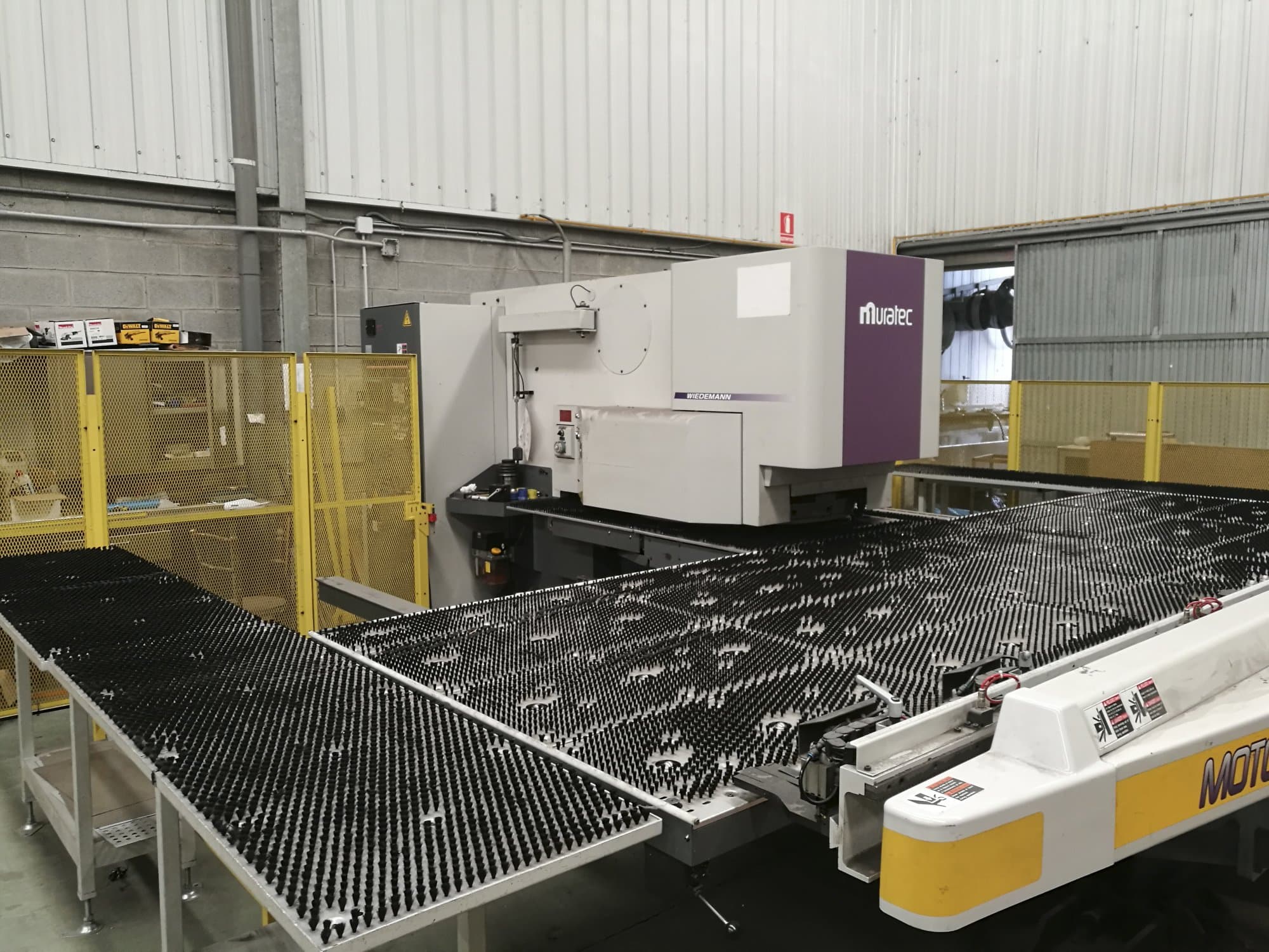 Prikaz stroja Murata Wiedemann M-2558-T slijeva