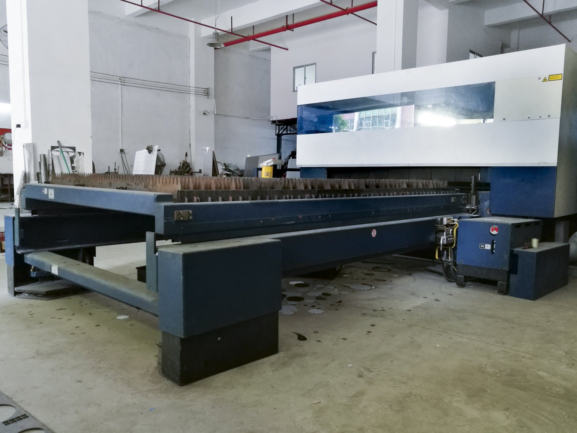 Prikaz  1 stroja Trumpf TruLaser 3030 zdesna