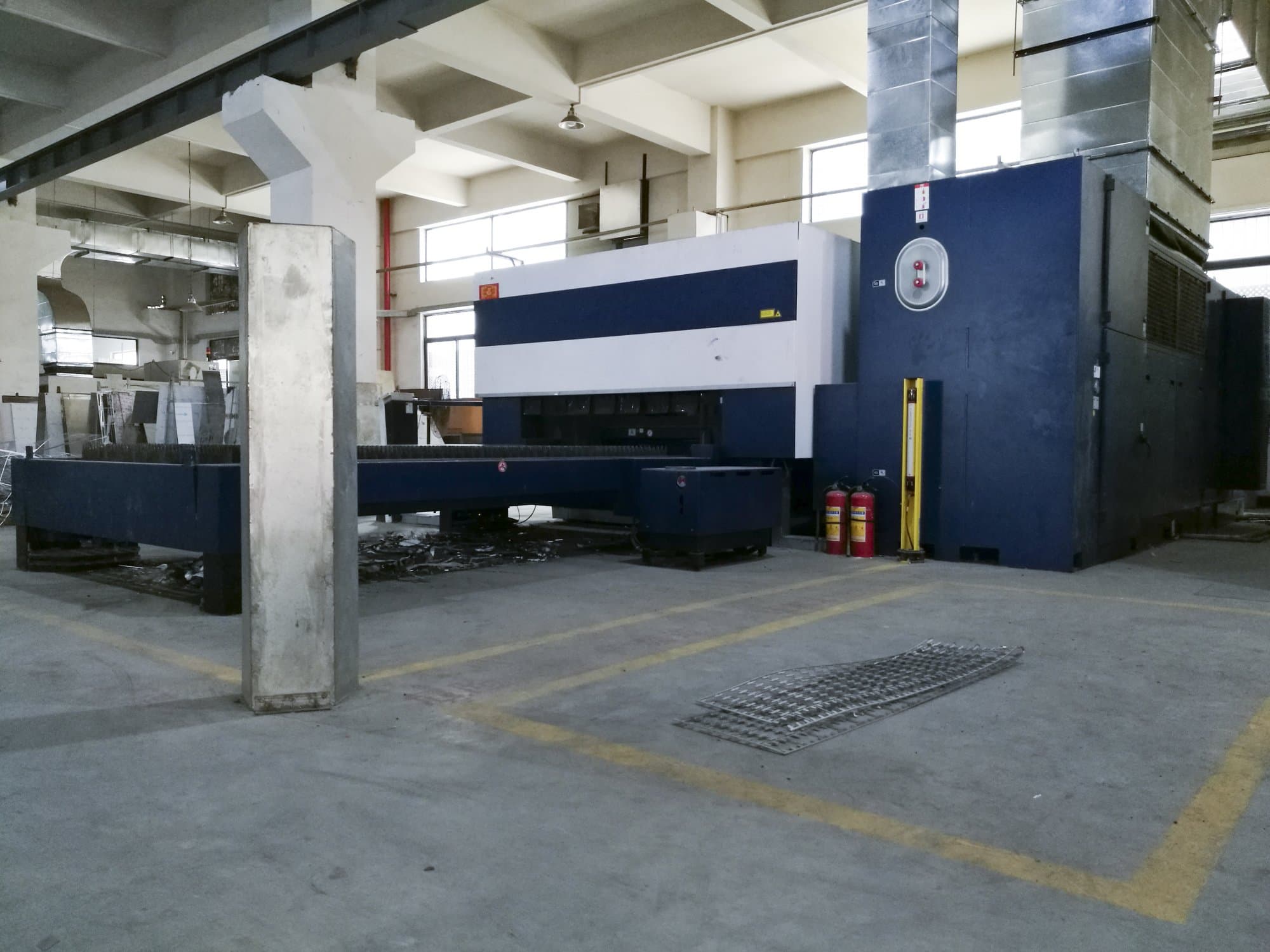 Prikaz  stroja Trumpf TruLaser 3030 zdesna