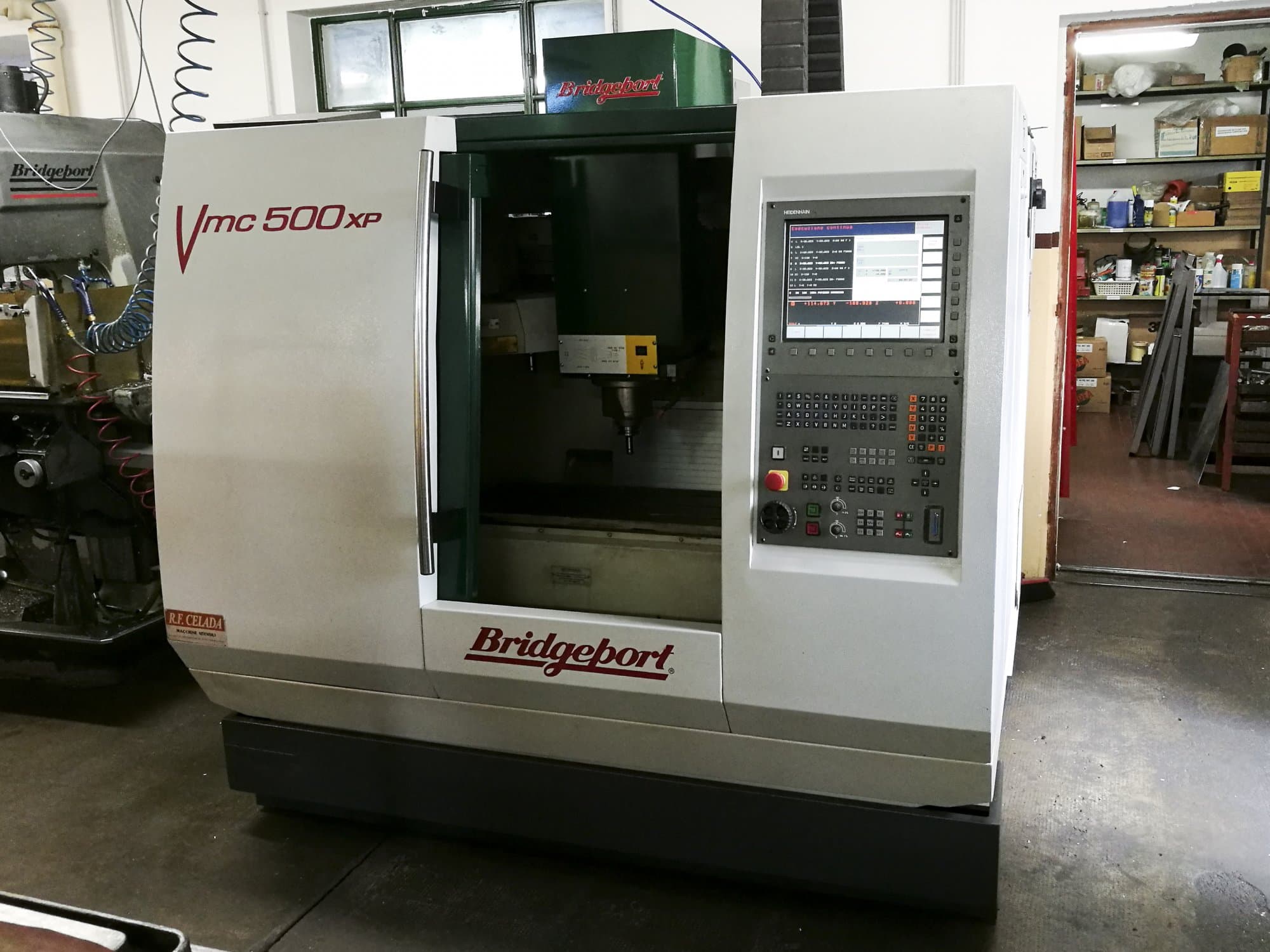 Prikaz  stroja Bridgeport VMC 500 XP sprijeda
