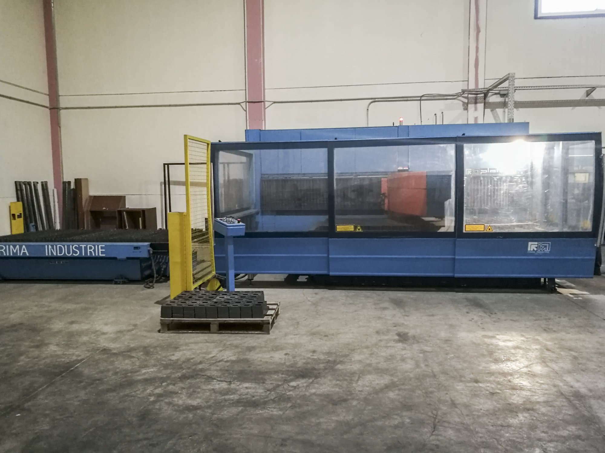 Prikaz desne strane  stroja Prima Power Platino 1530