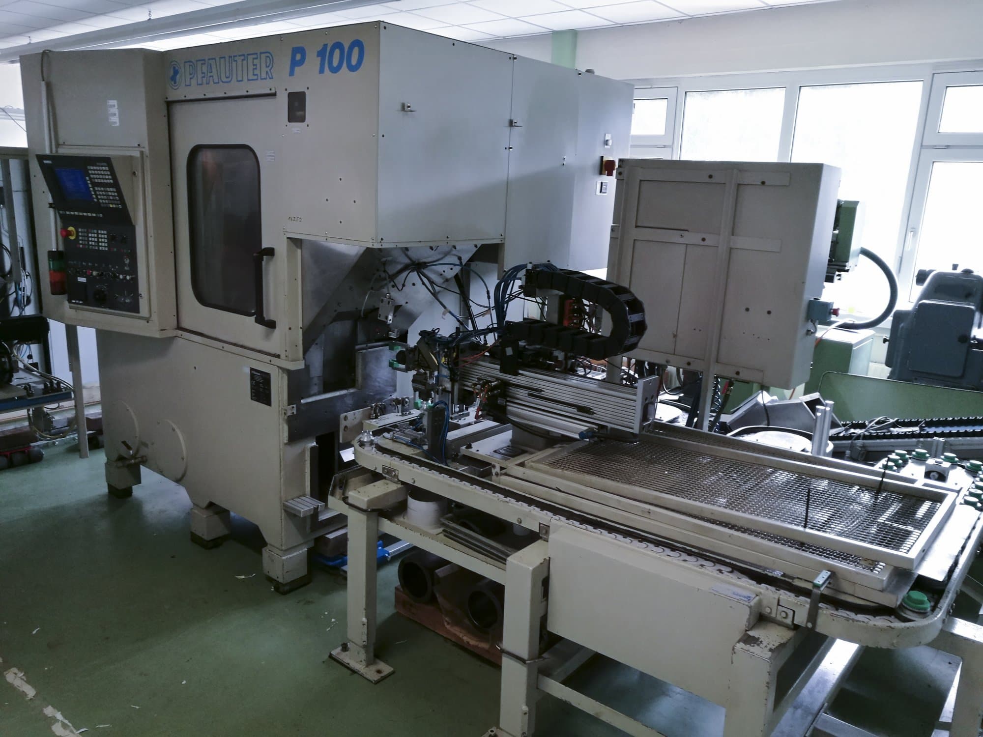 Prikaz  stroja GLEASON-PFAUTER P100 sprijeda