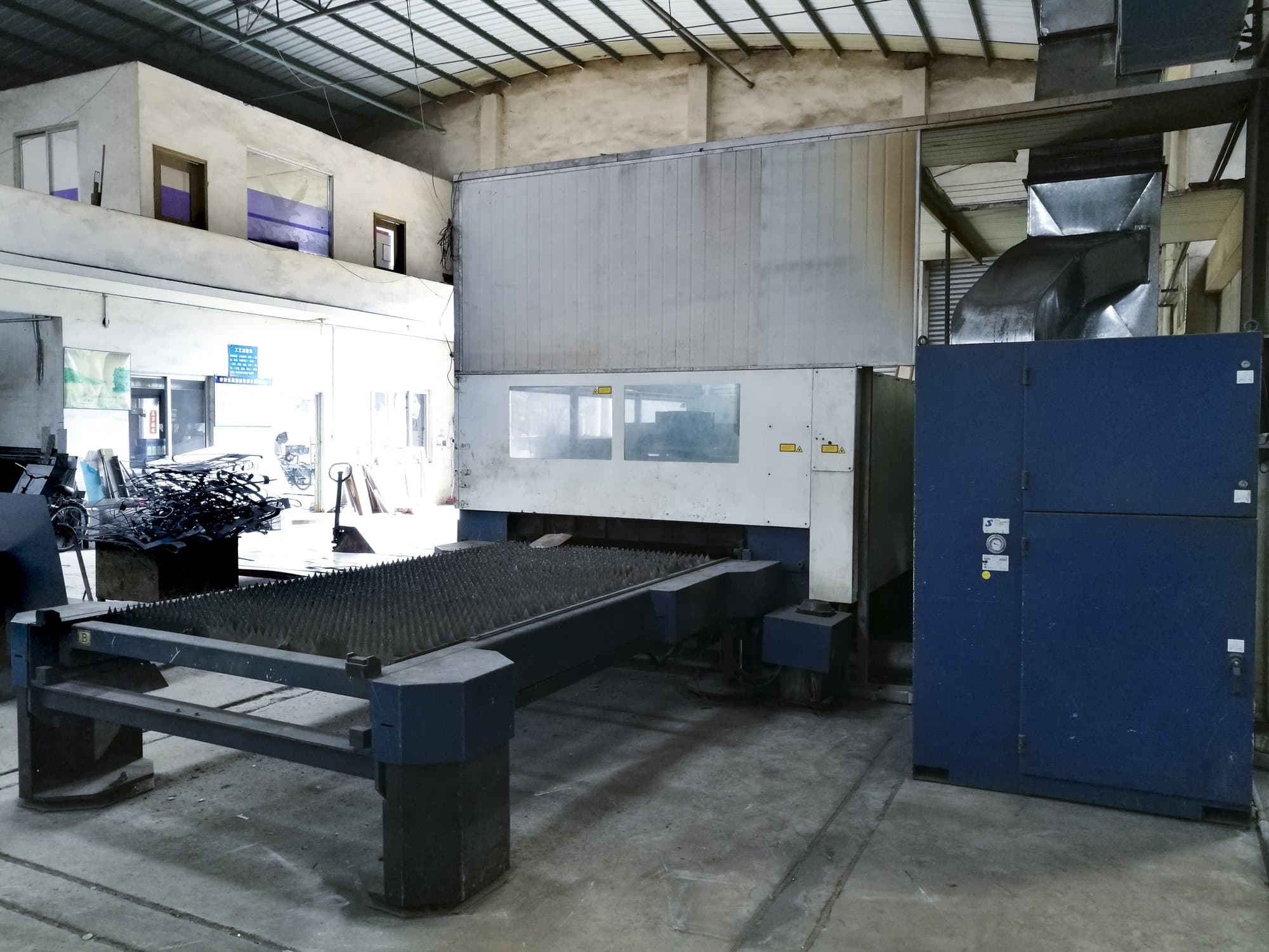 Prikaz  1 stroja Trumpf TruLaser L3030 zdesna