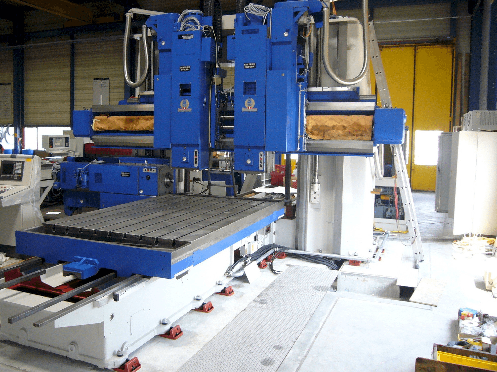 Prikaz stroja Waldrich Coburg sprijeda