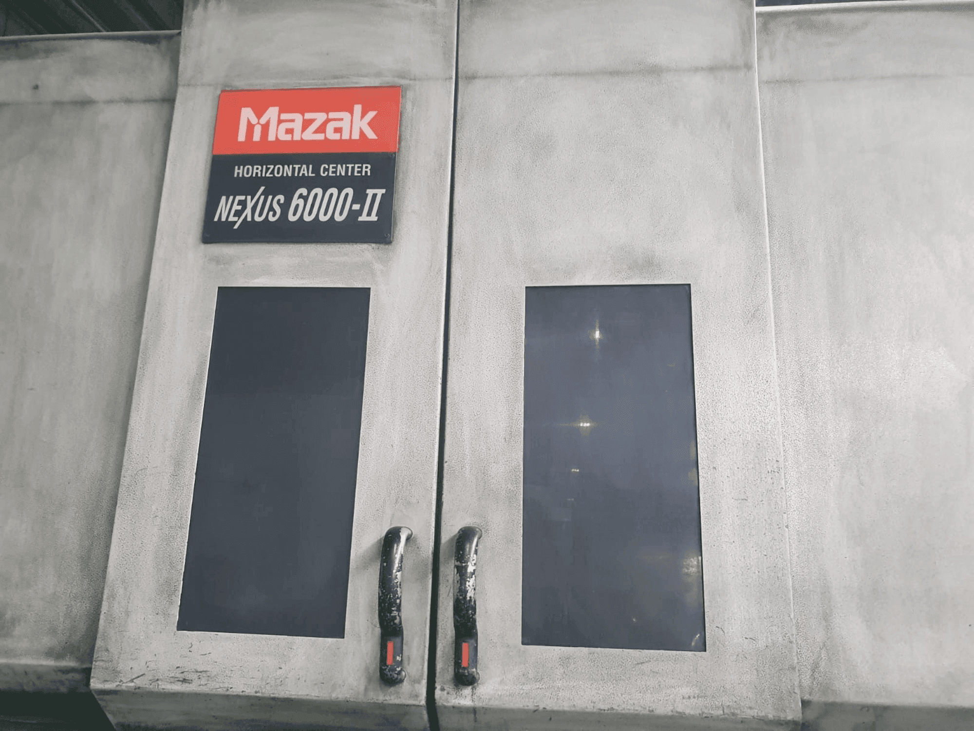 Prikaz stroja Mazak HI Nexus 6000 II sprijeda