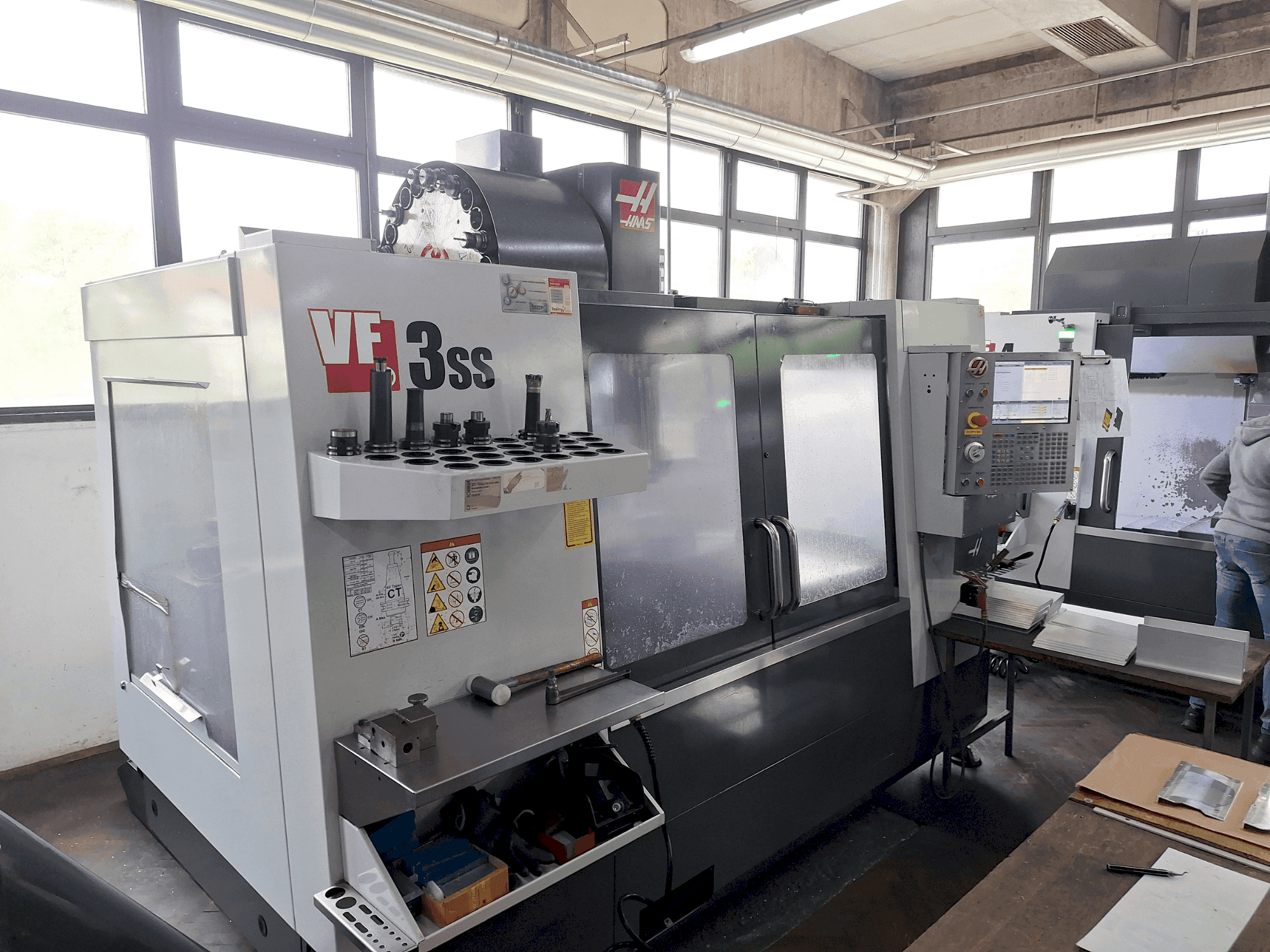 Prikaz stroja HAAS VF3 SS sprijeda