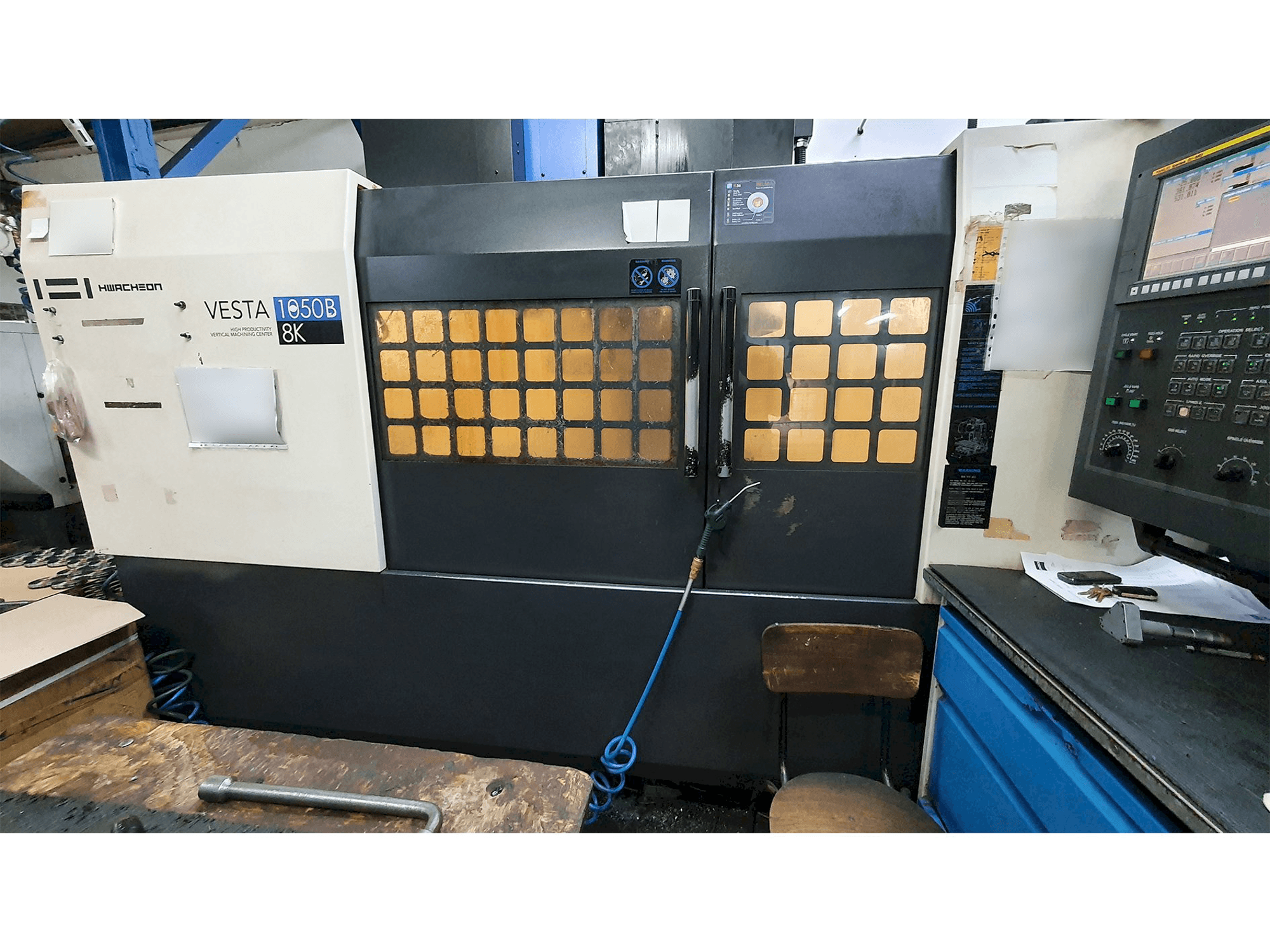 Prikaz stroja HWACHEON VESTA-1050B sprijeda