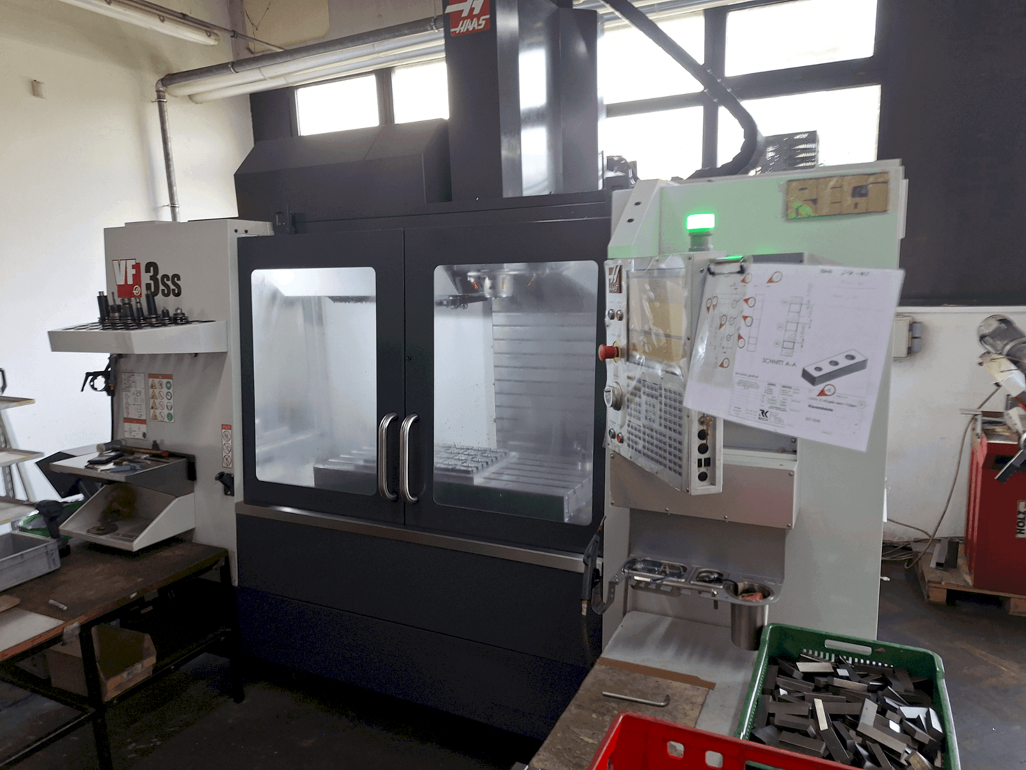 Prikaz stroja HAAS VF-3SS sprijeda