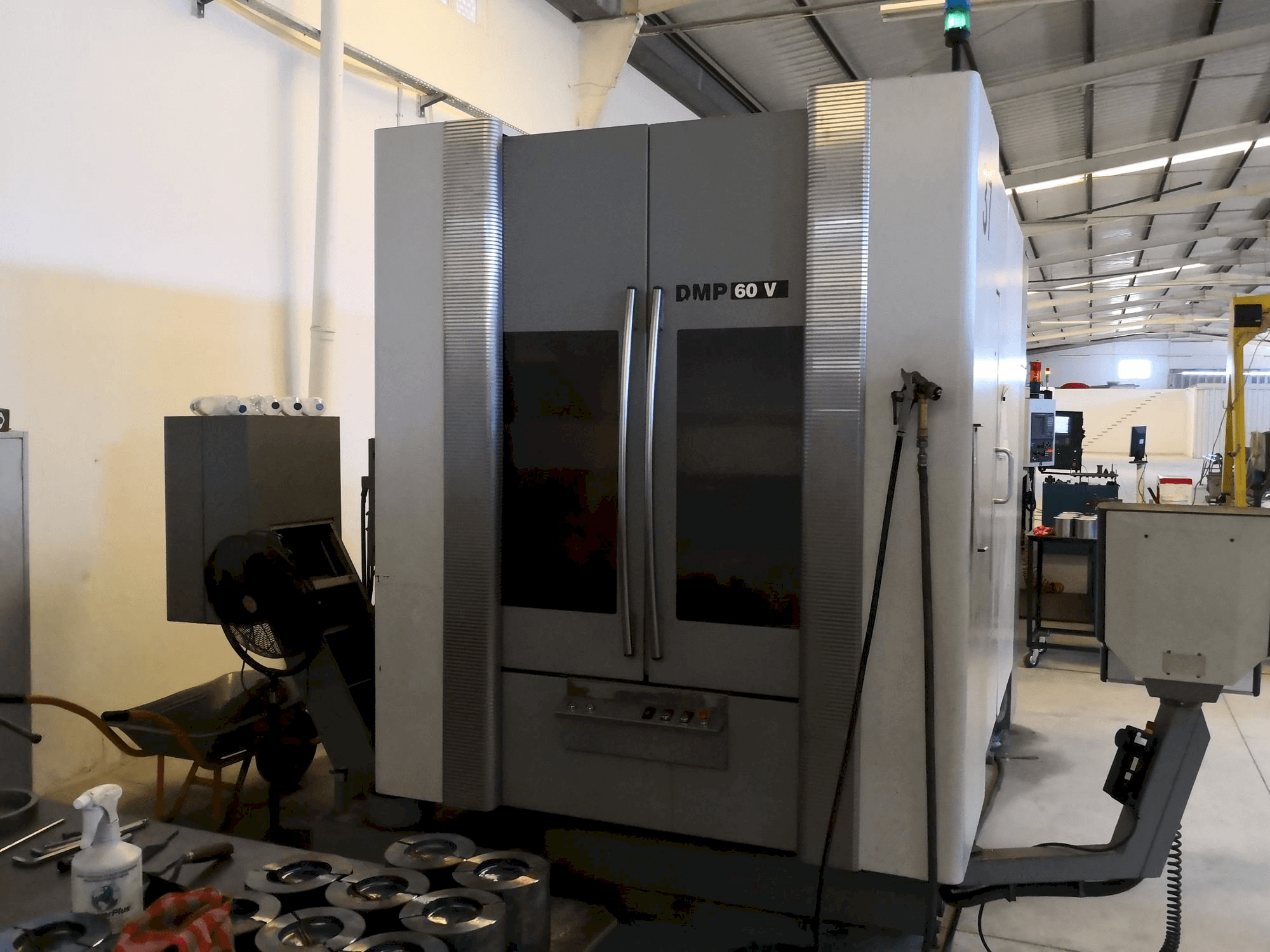 Prikaz stroja DECKEL MAHO DMP 60V sprijeda