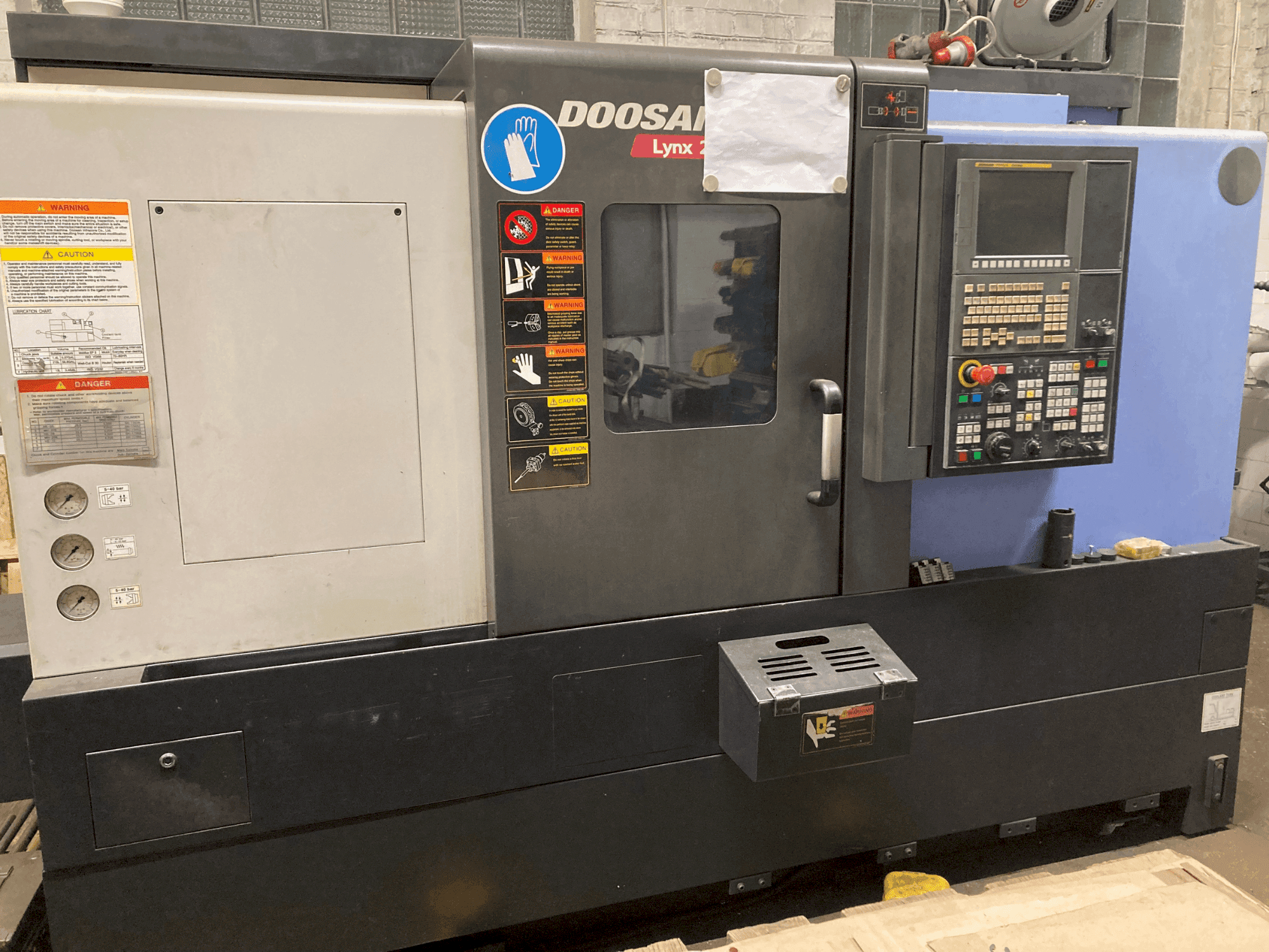 Prikaz stroja DOOSAN LYNX220LSYA sprijeda