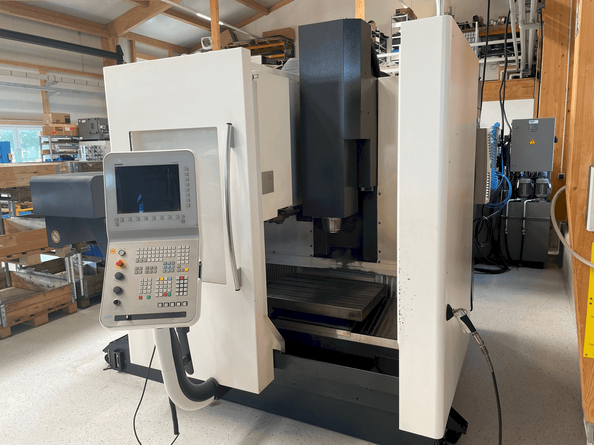 Prikaz stroja DMG DMC 635 V eco sprijeda