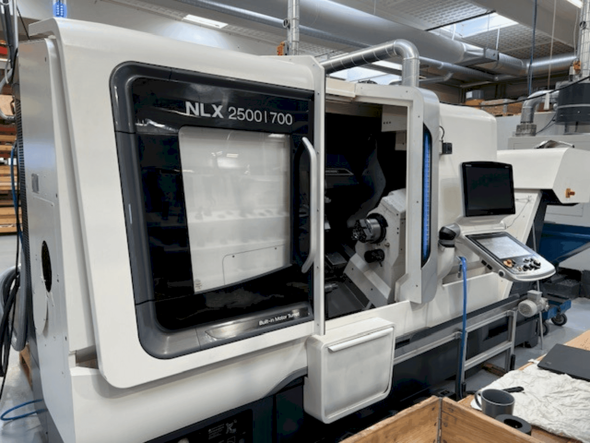 Prikaz stroja DMG MORI NLX2500SY/700 sprijeda