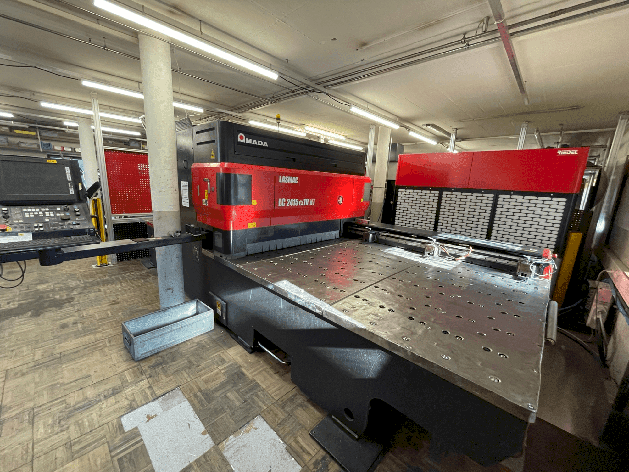 Prikaz stroja AMADA LC 2415 α-IV NT sprijeda