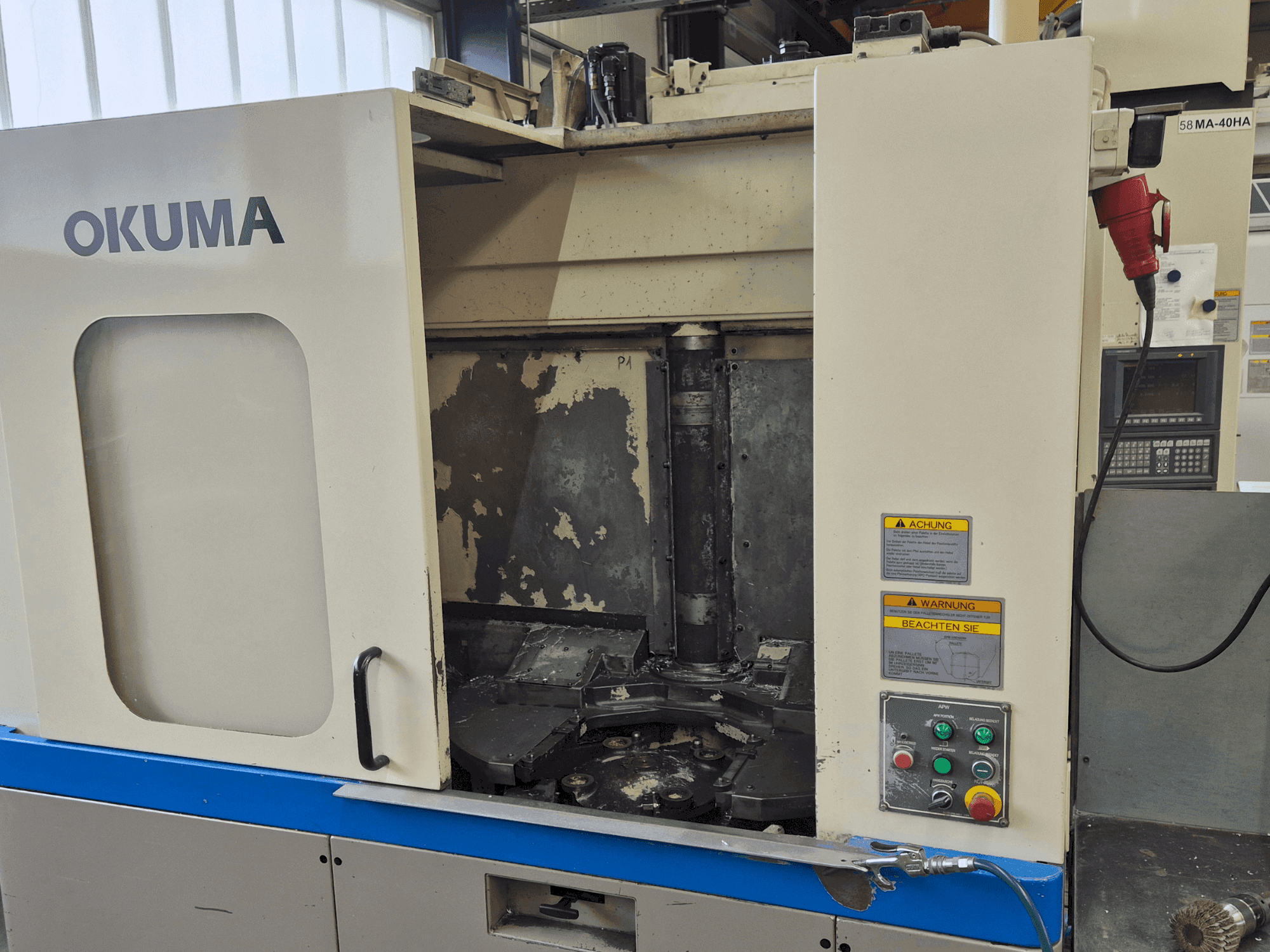 Prikaz stroja Okuma MA-40HA sprijeda