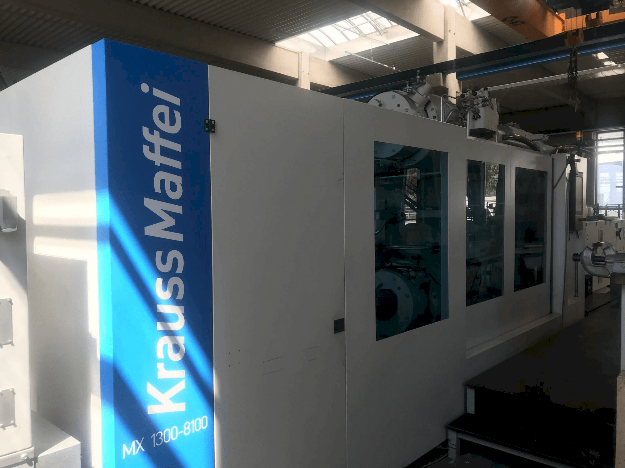 Prikaz stroja Krauss Maffei 1300-8100 MX sprijeda