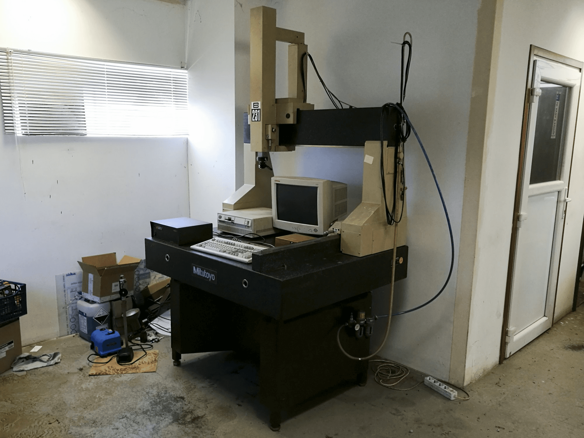 Prikaz stroja Mitutoyo B-231 zdesna