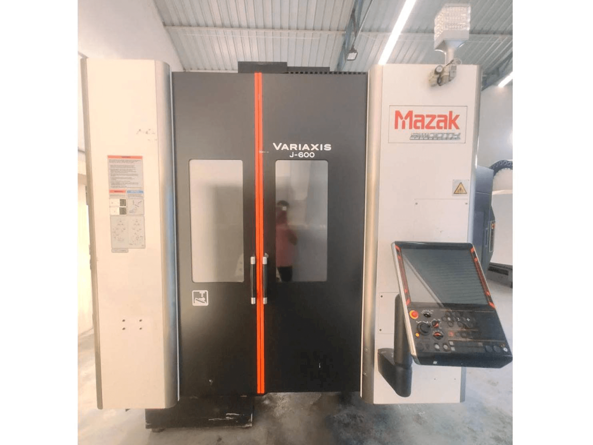 Prikaz stroja Mazak Variaxis J-600 sprijeda