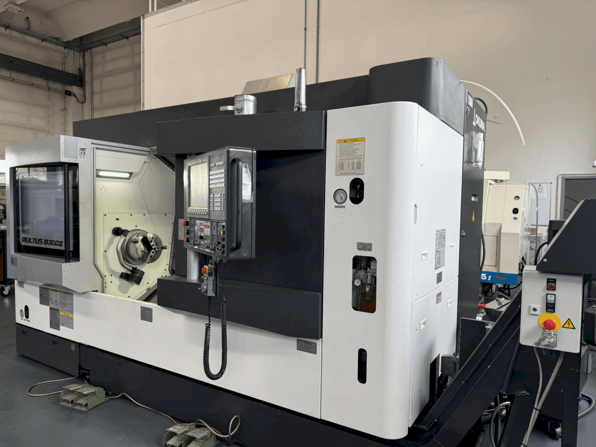 Prikaz stroja Okuma MULTUS B300II sprijeda