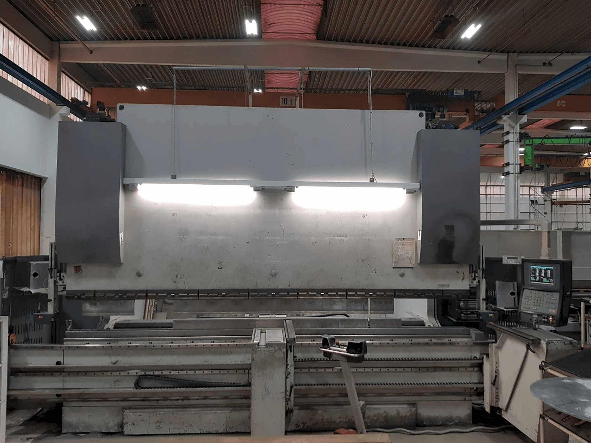 Prikaz stroja EHT Multipress 300-40 sprijeda