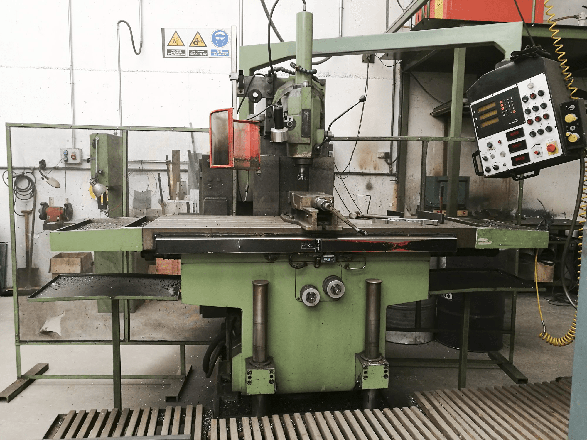 Prikaz stroja CME F4 CMC sprijeda