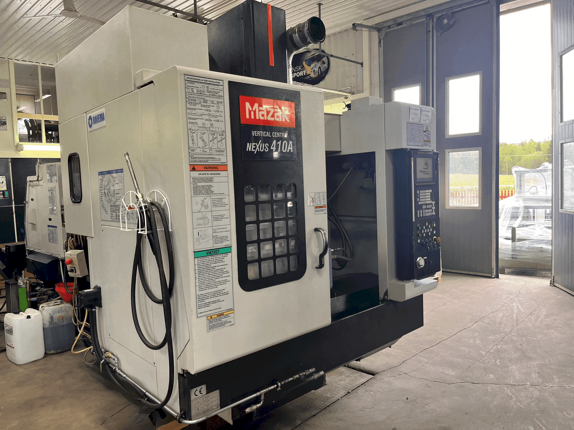 Prikaz stroja Mazak VCN-410A sprijeda