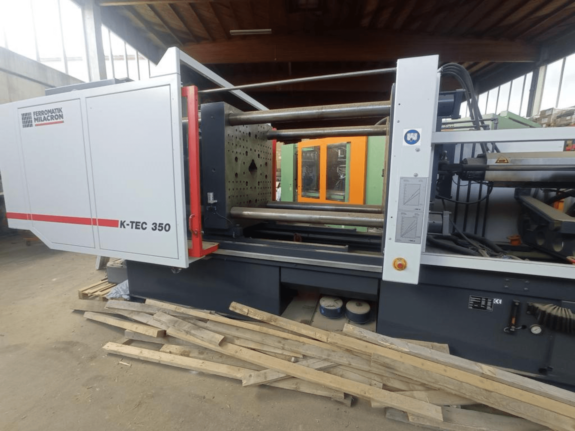 Stroj za rezanje vlaknastim laserom Prima Power Laser Genius+ 1530 gledan sa strane, s detaljnim prikazom komponenti i kontrola.
