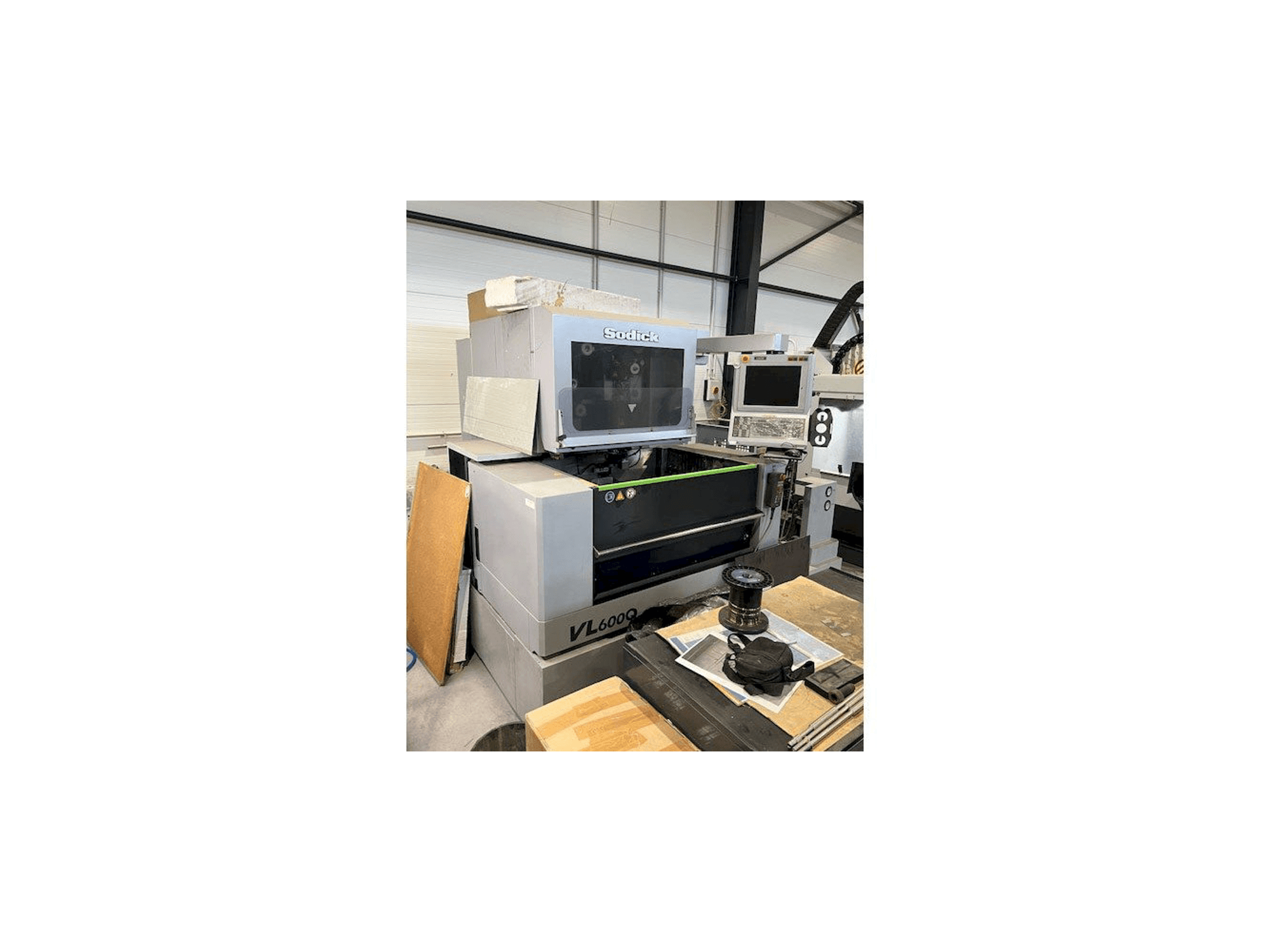 Prikaz stroja Sodick VL600Q sprijeda