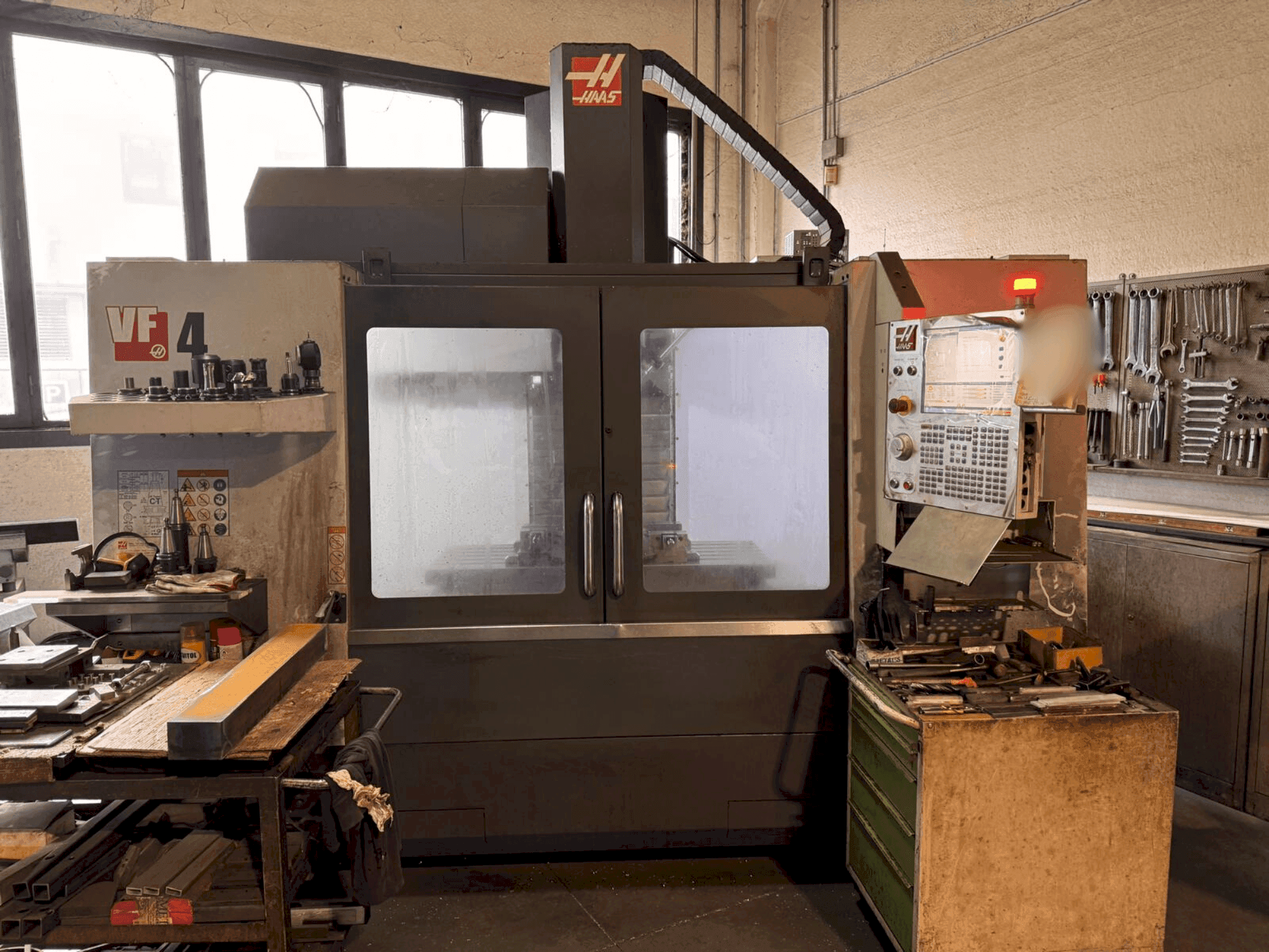Prikaz stroja HAAS VF4 sprijeda