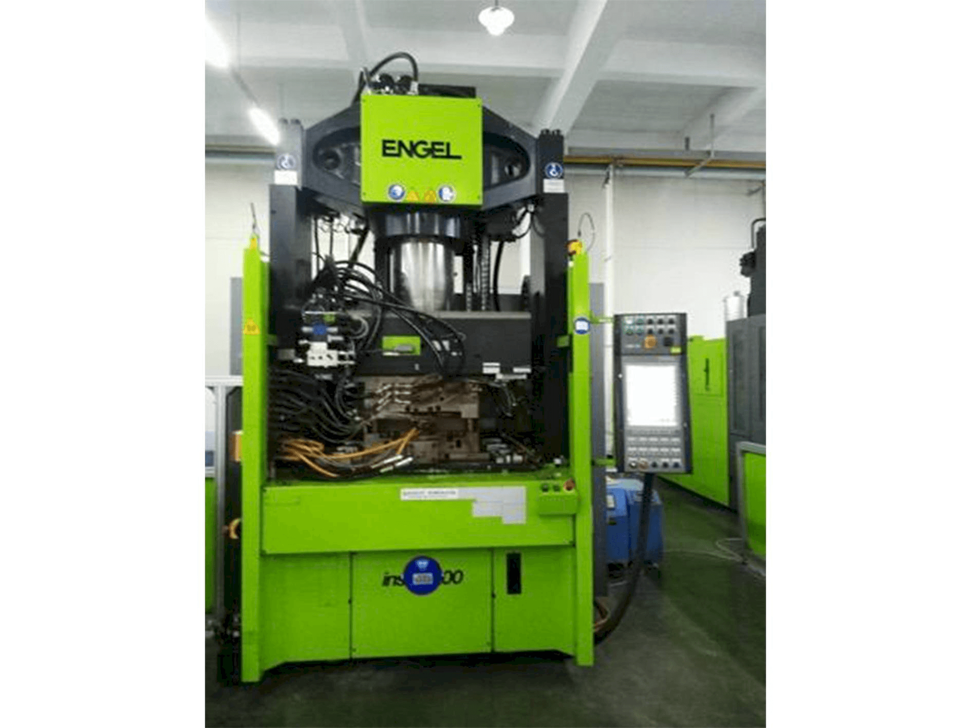 Prikaz stroja ENGEL insert 2550H/200 with MuCell sprijeda