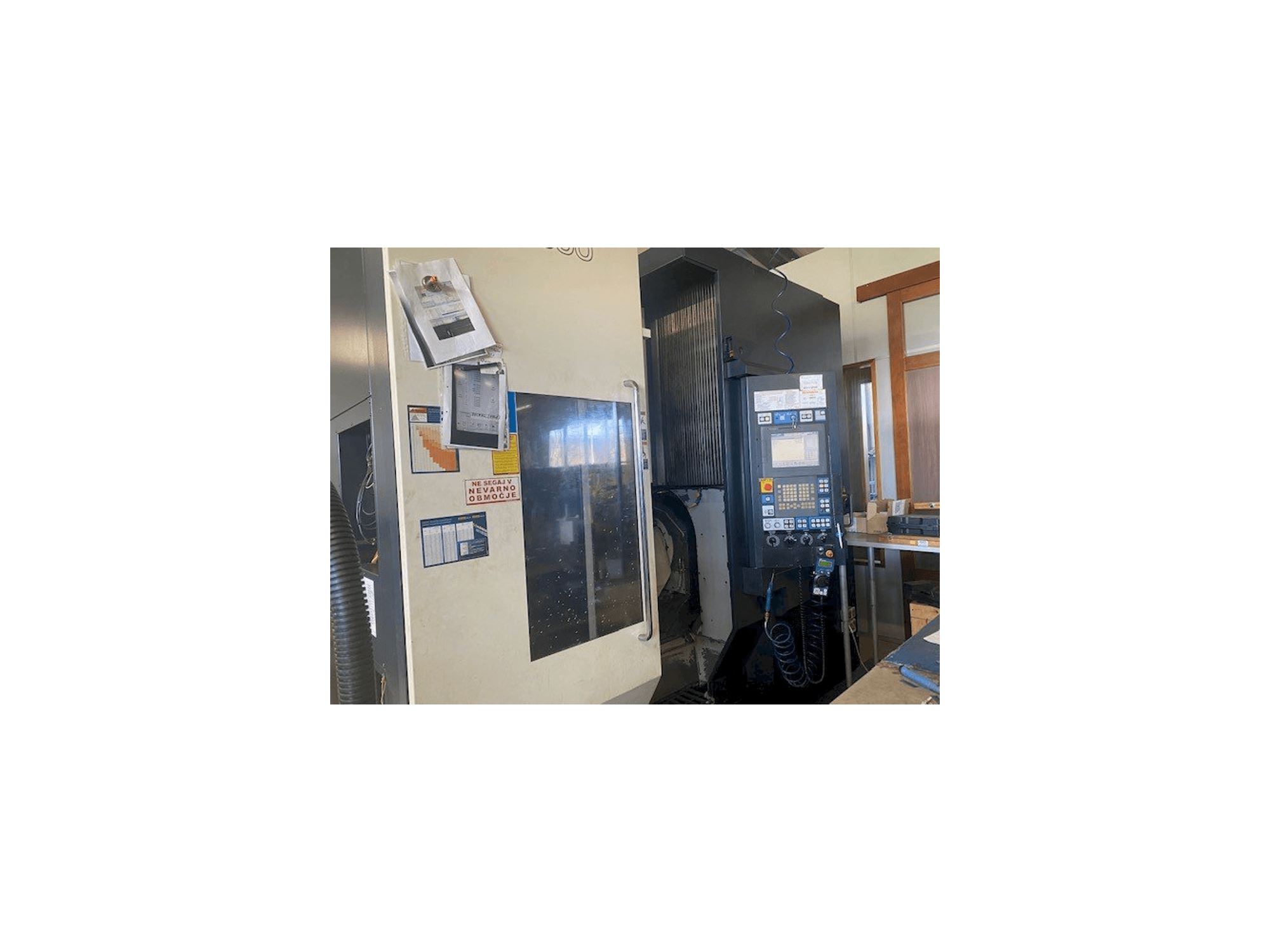 Prikaz stroja Makino D500 sprijeda