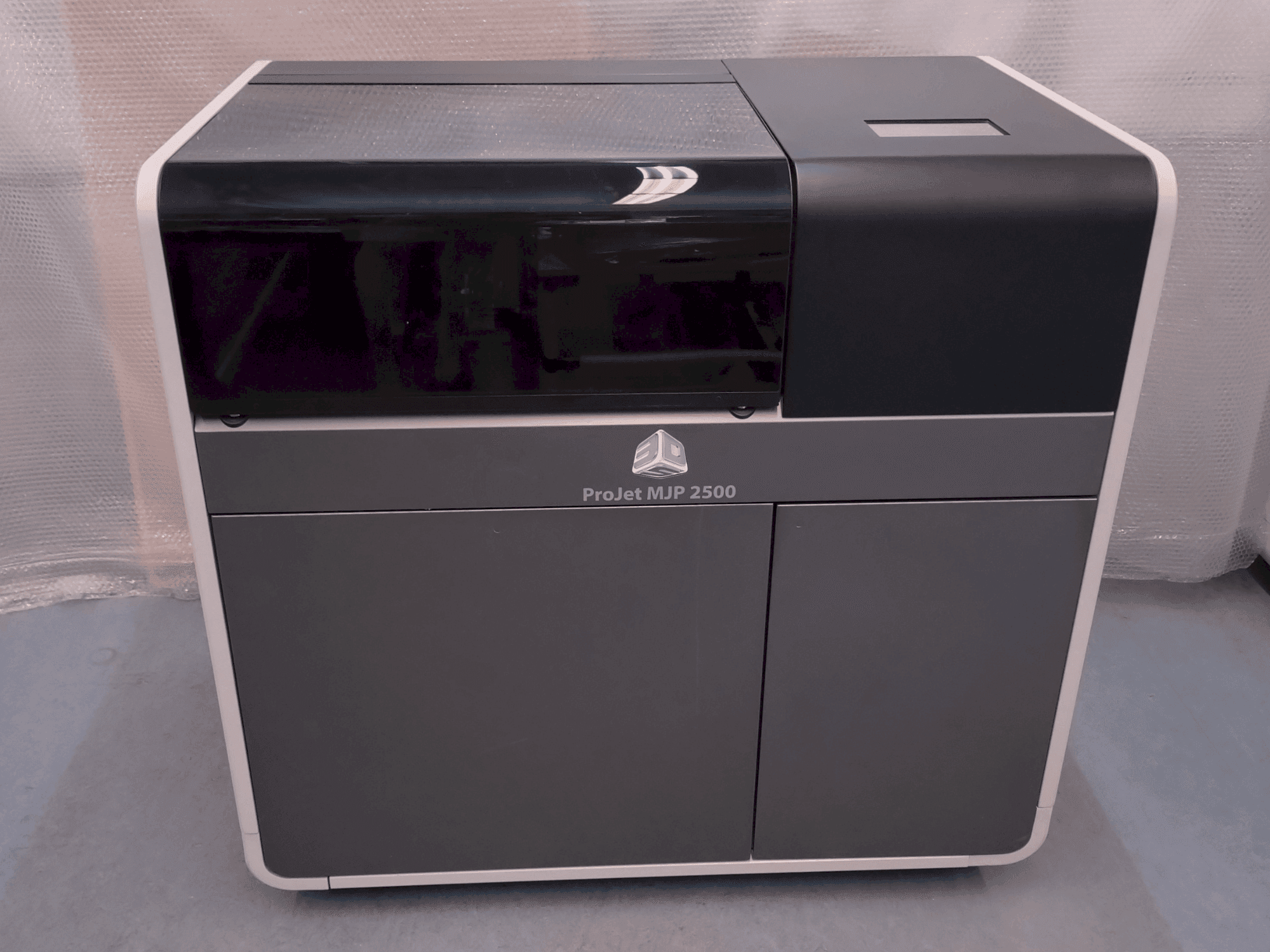 Prikaz stroja 3DSYSTEMS ProJet 2500 Plus sprijeda