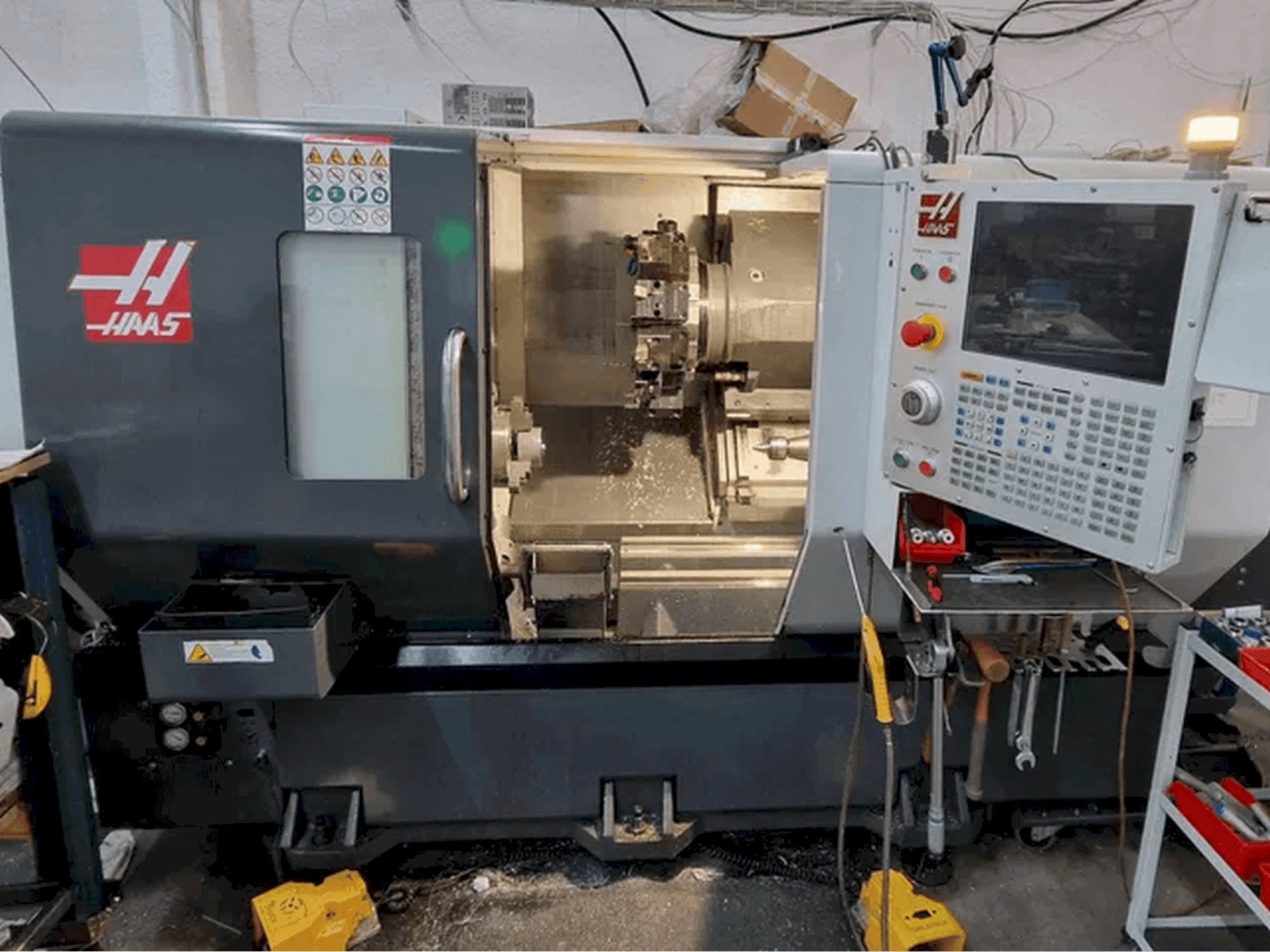 Prikaz stroja HAAS ST-20Y sprijeda