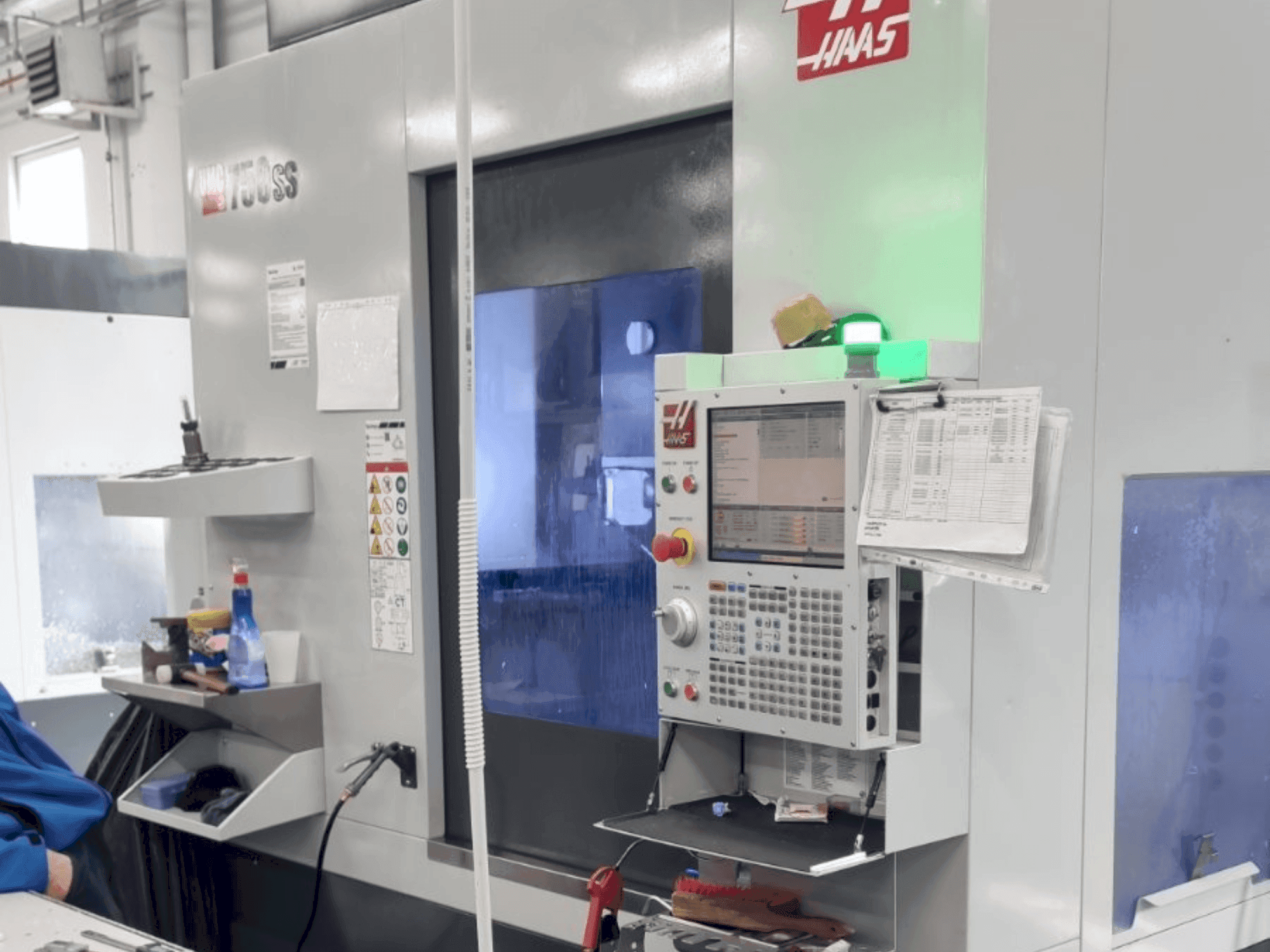 Prikaz stroja HAAS UMC-750SS sprijeda