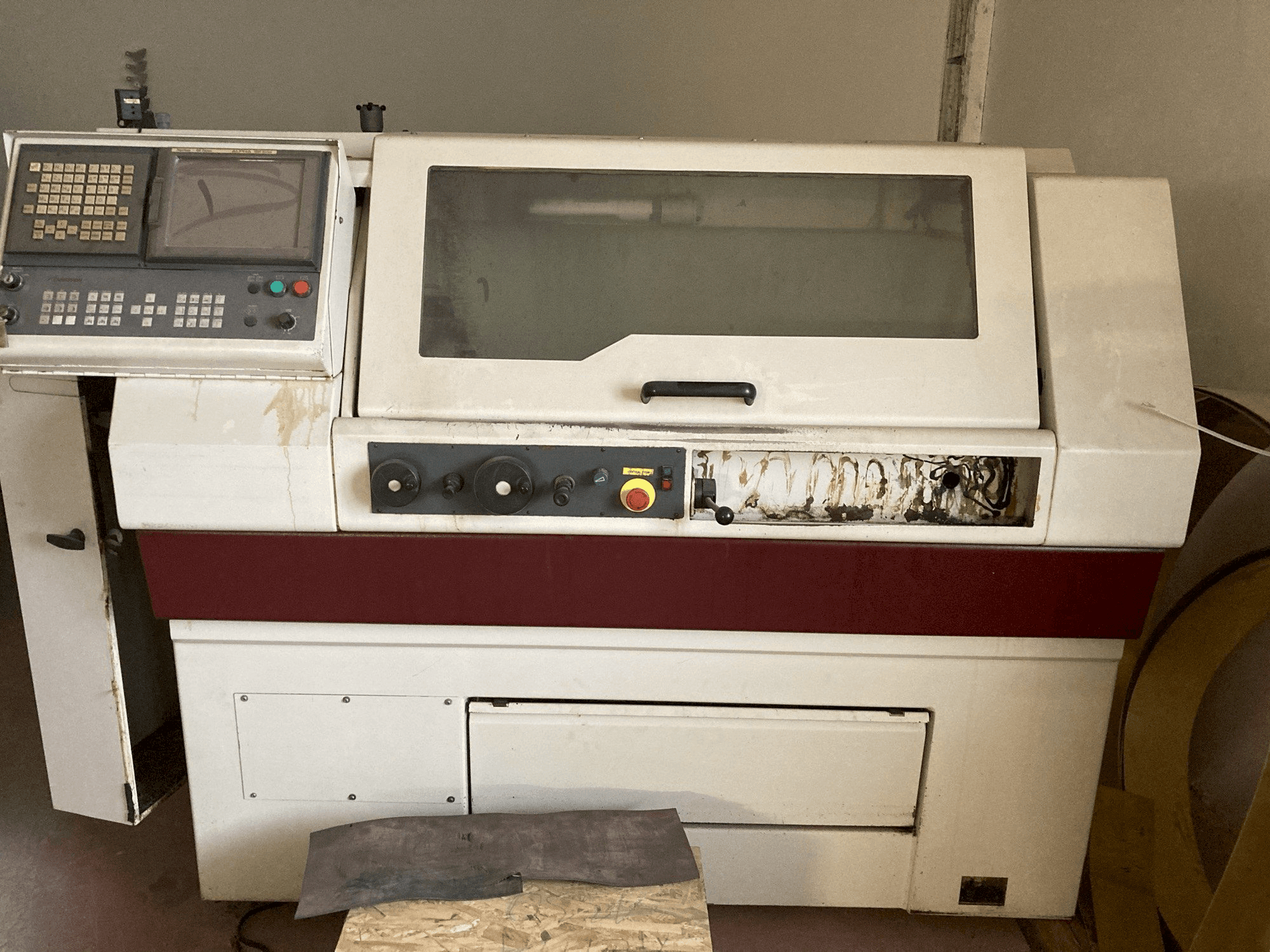 Prikaz stroja Harrison Alpha 1330S sprijeda