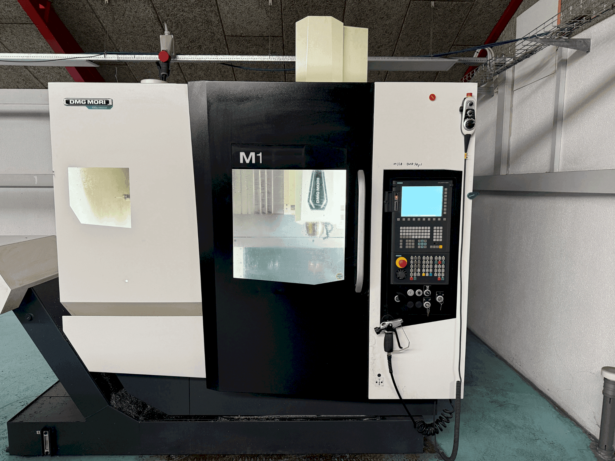Prikaz stroja DMG MORI M1 Pro sprijeda