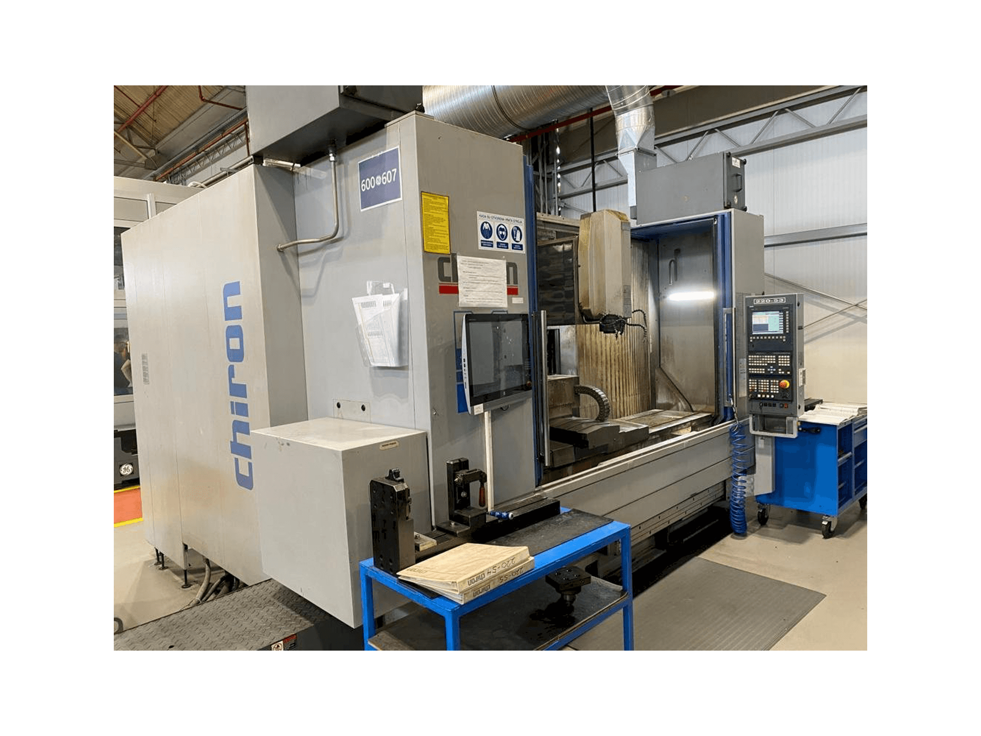 Prikaz stroja CHIRON MILL 2000 sprijeda