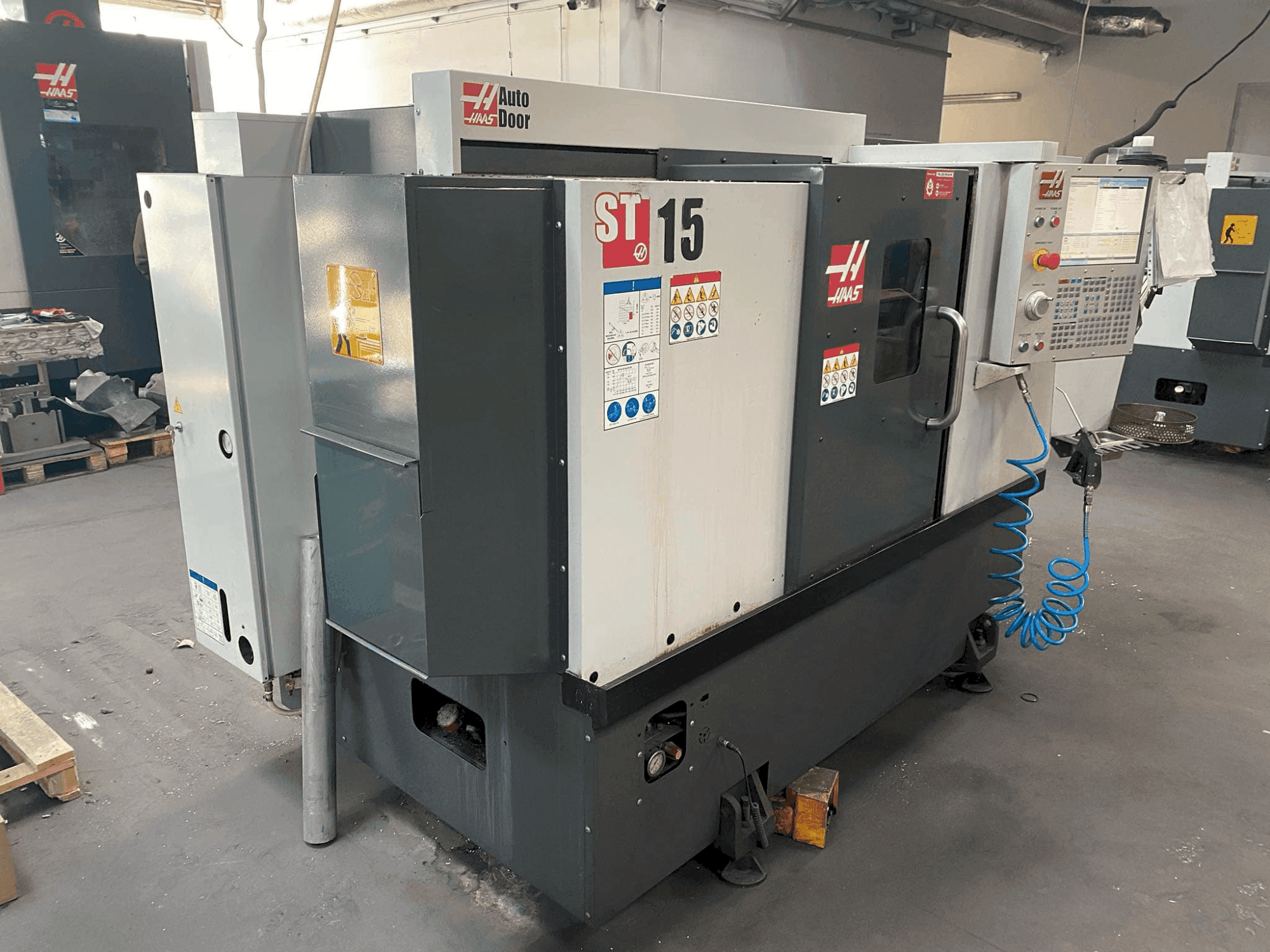 Prikaz stroja HAAS ST-15 sprijeda